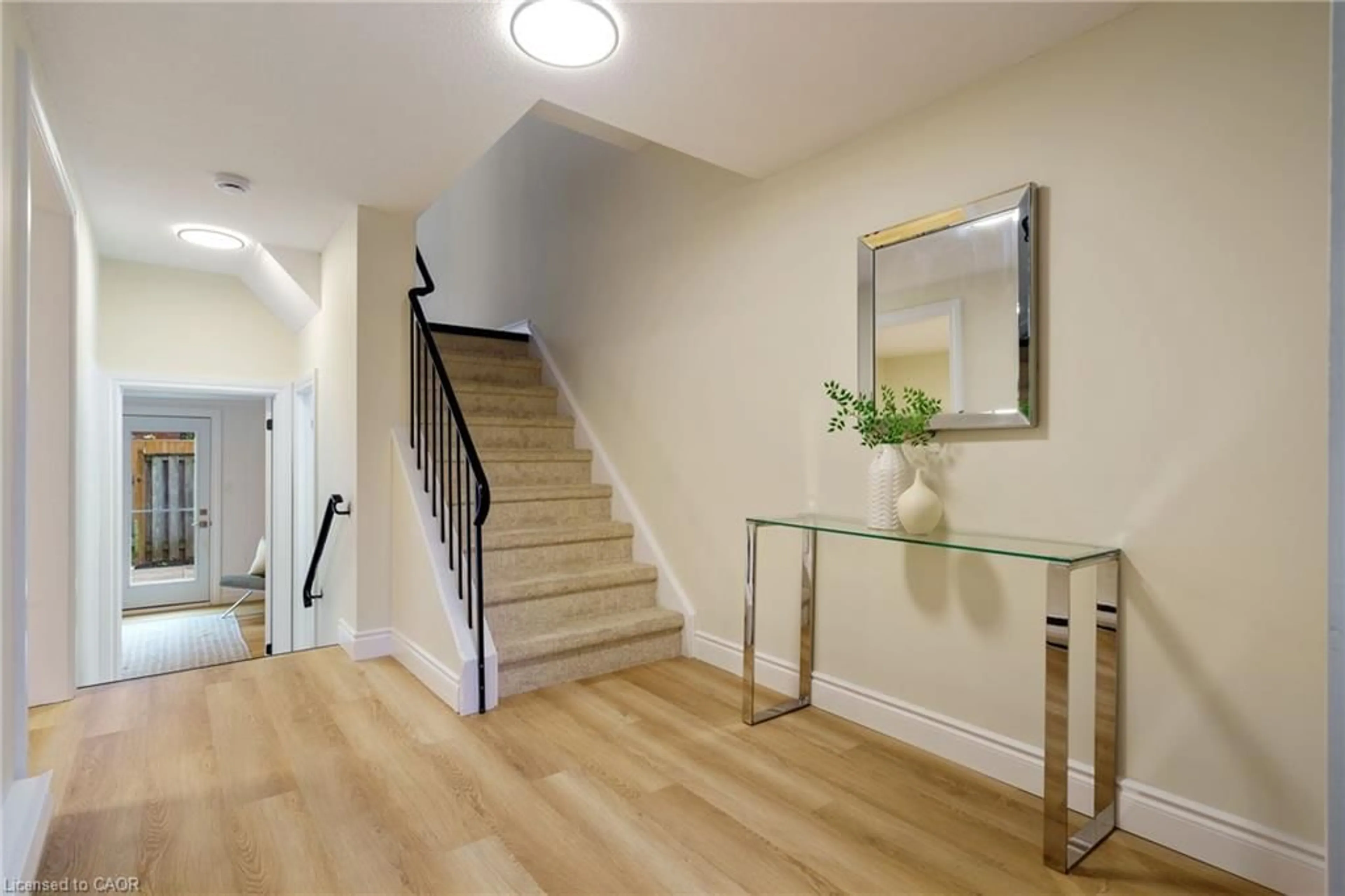 Indoor foyer for 89 Violet Dr, Stoney Creek Ontario L8E 1J7