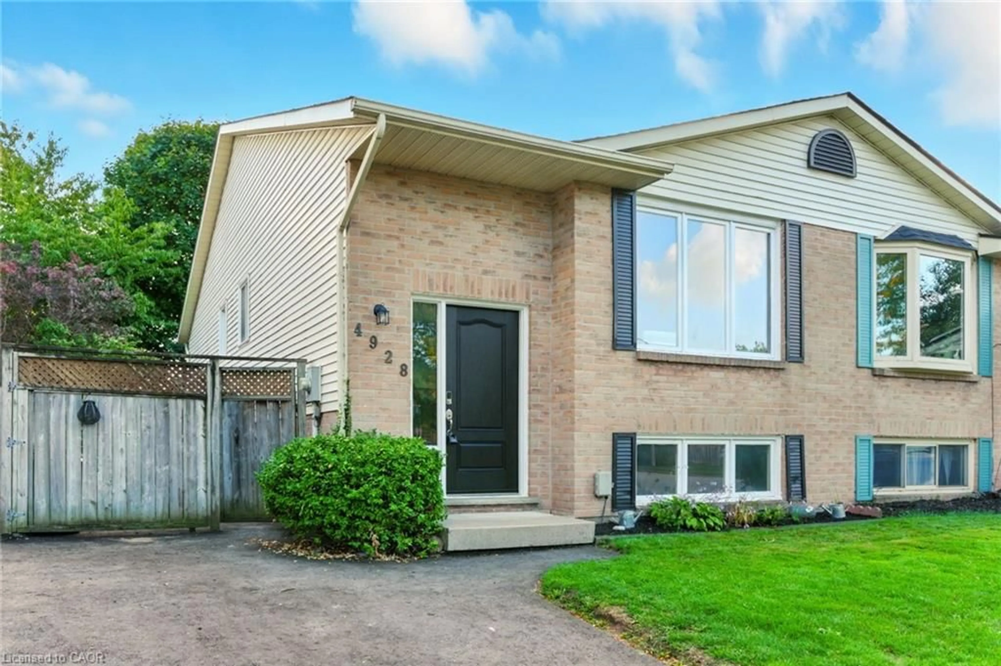 Home with brick exterior material, street for 4928 Hickory Lane, Beamsville Ontario L0R 1B5