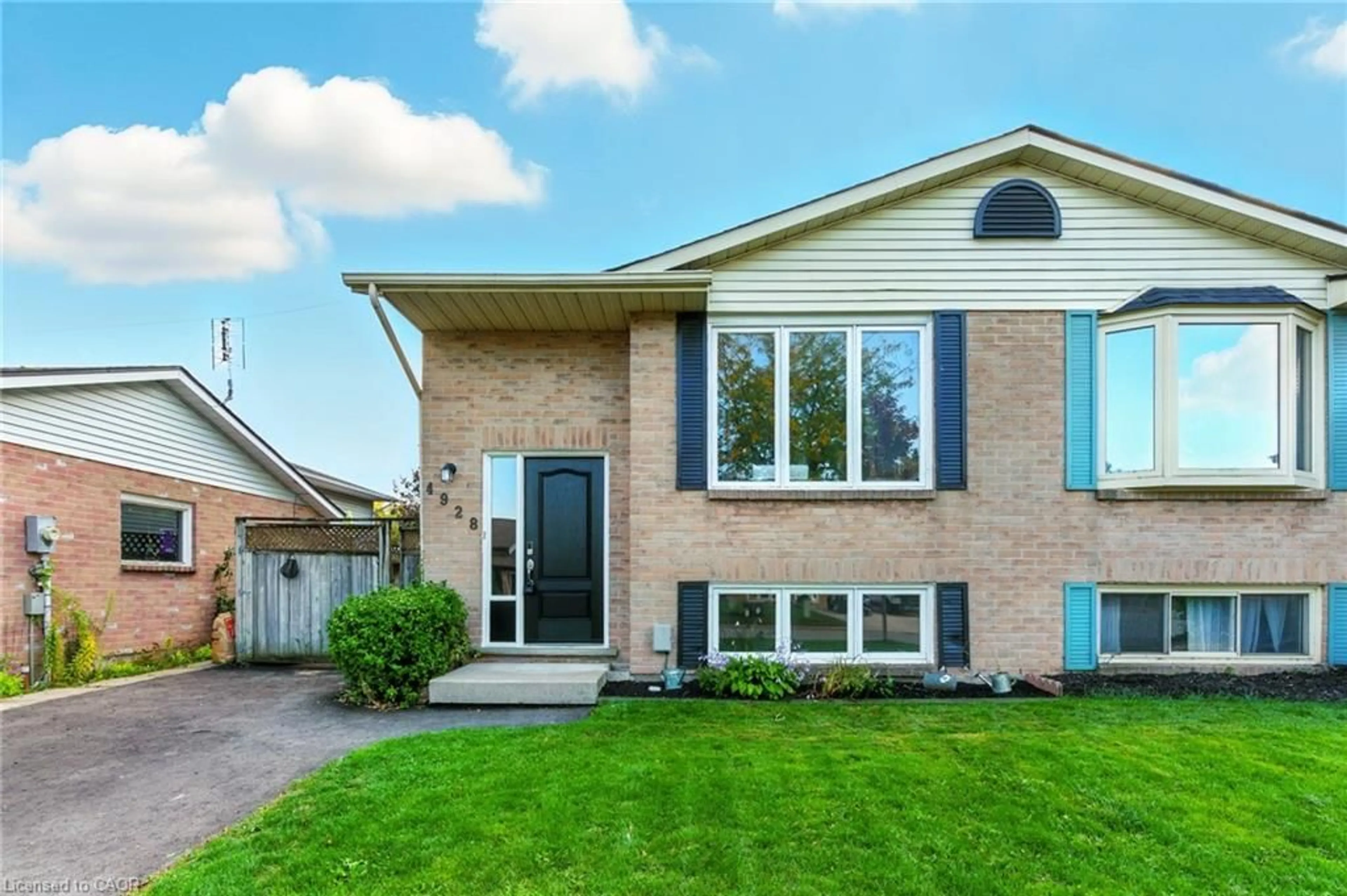 Home with brick exterior material, street for 4928 Hickory Lane, Beamsville Ontario L0R 1B5