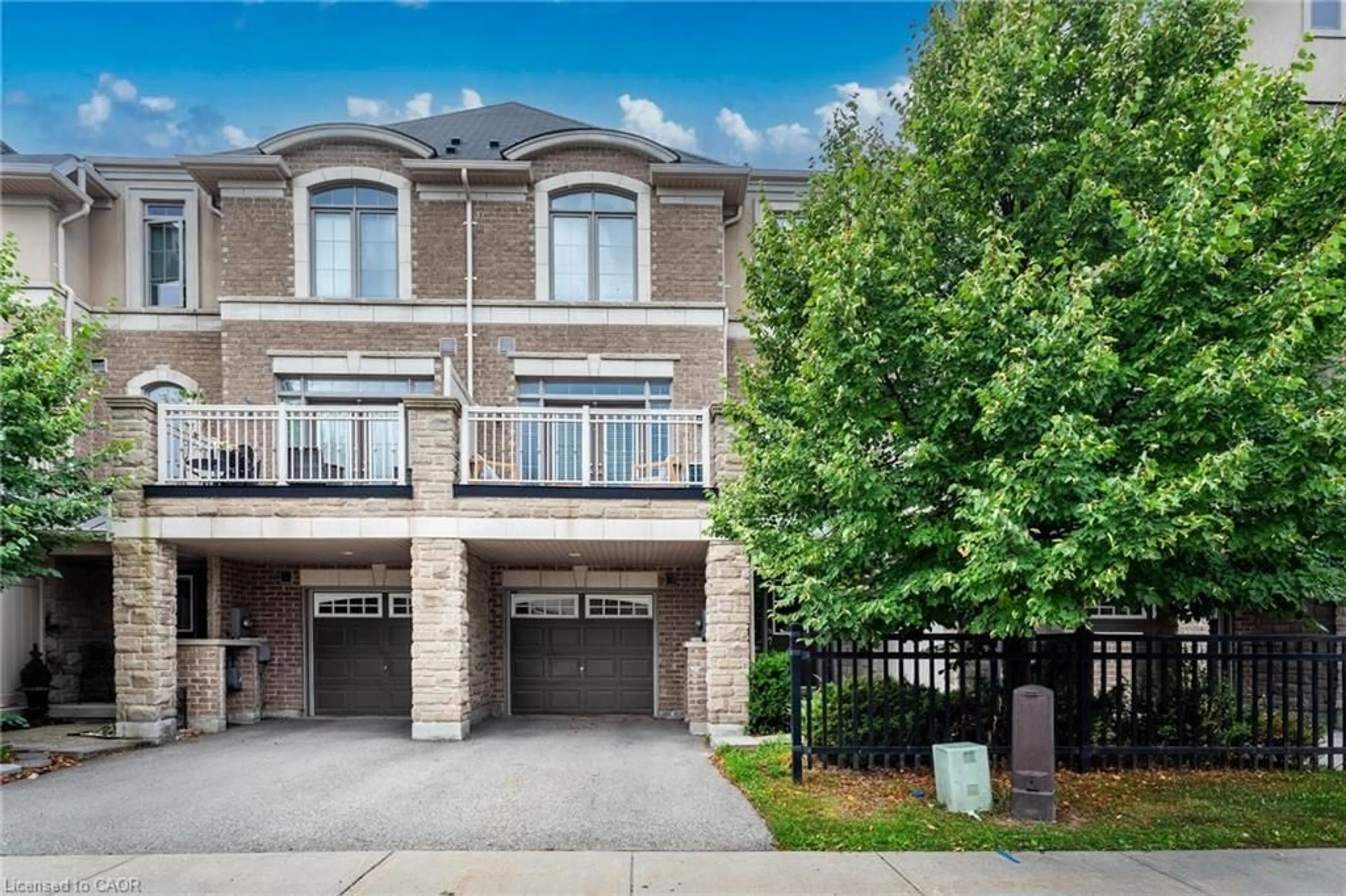 A pic from outside/outdoor area/front of a property/back of a property/a pic from drone, street for 2570 Grand Oak Trail, Oakville Ontario L6M 0S4
