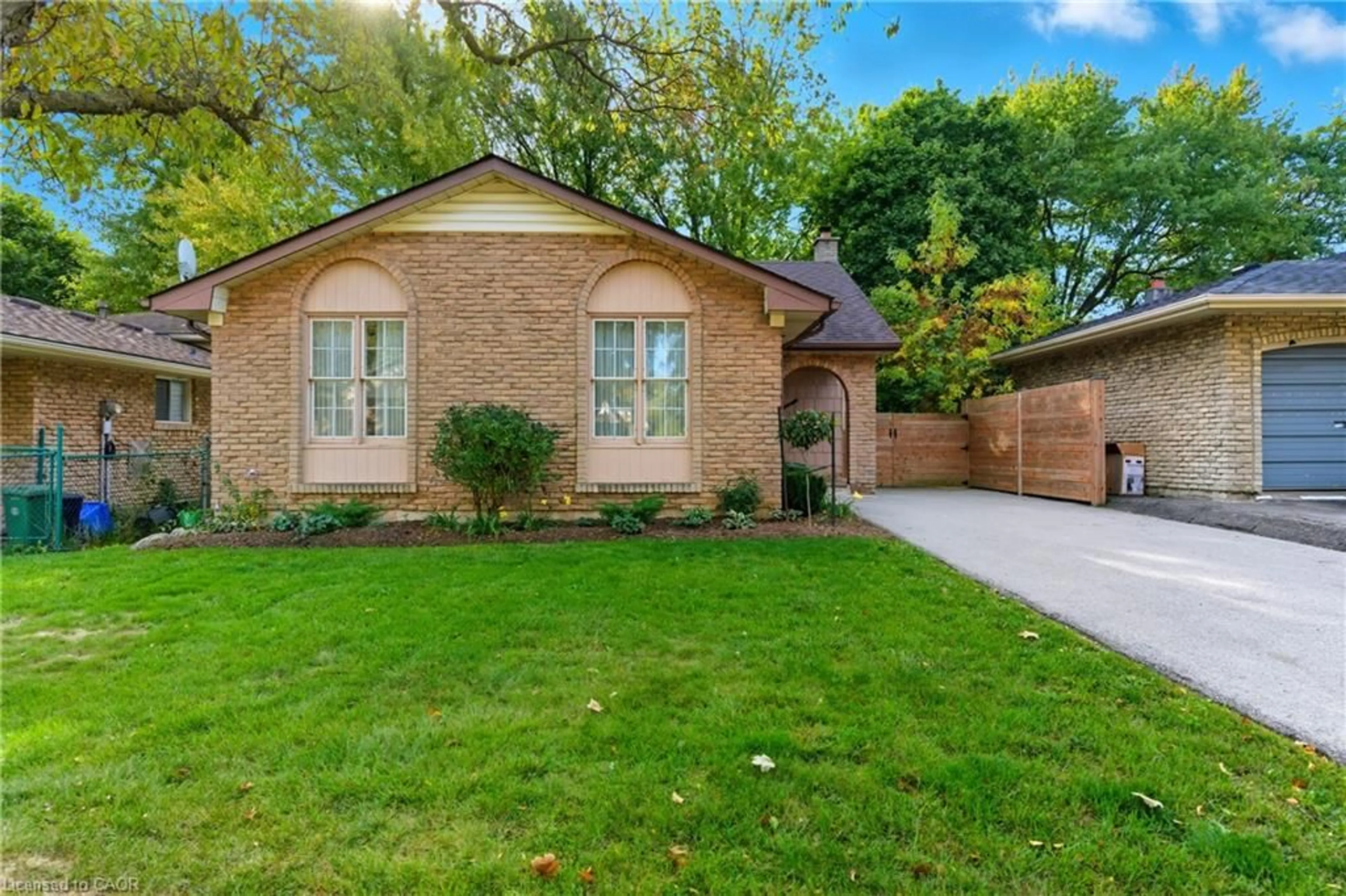 Home with brick exterior material, street for 7 Farmer Crt, Hamilton Ontario L9C 5X9
