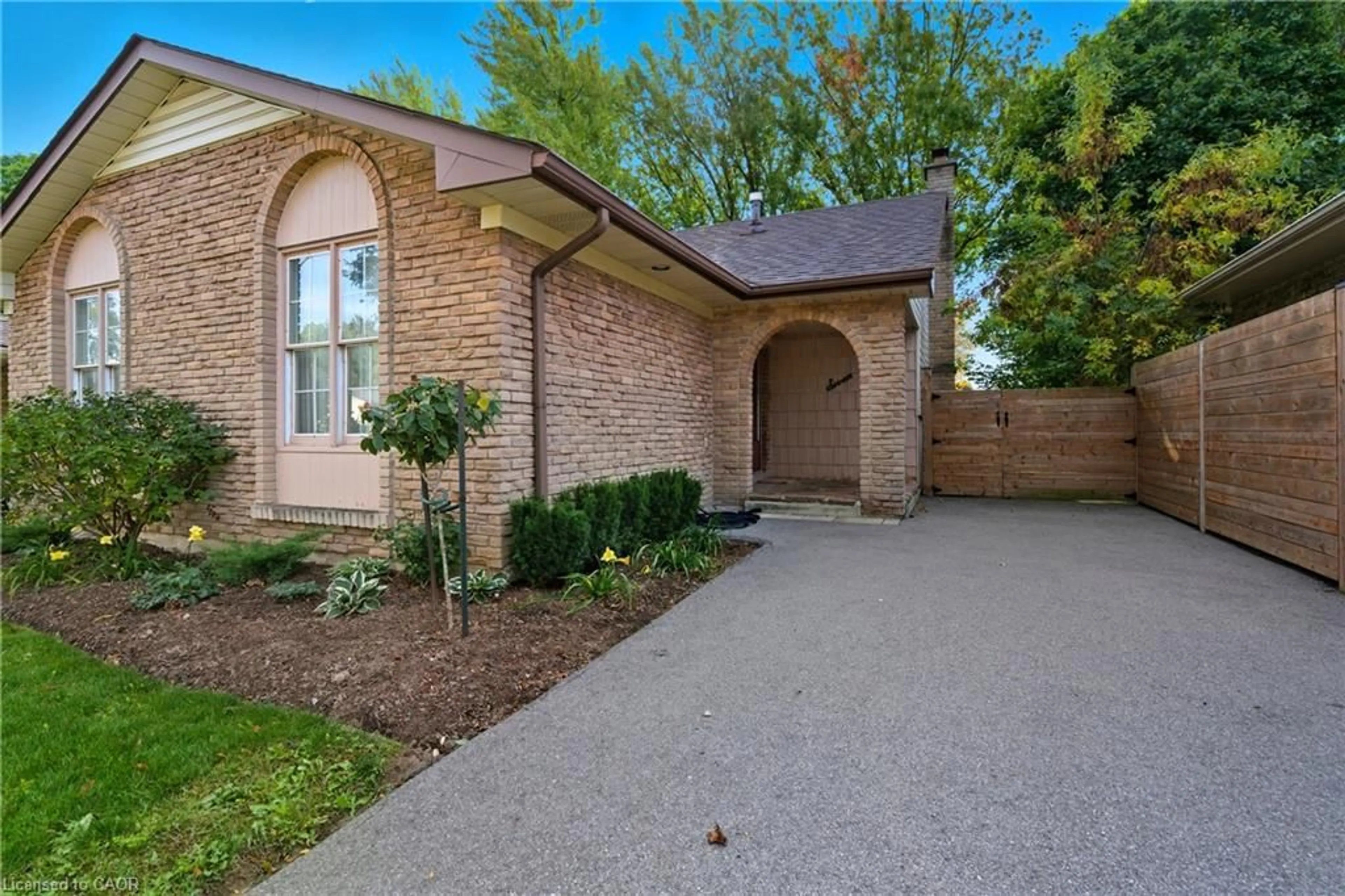 Home with brick exterior material, street for 7 Farmer Crt, Hamilton Ontario L9C 5X9