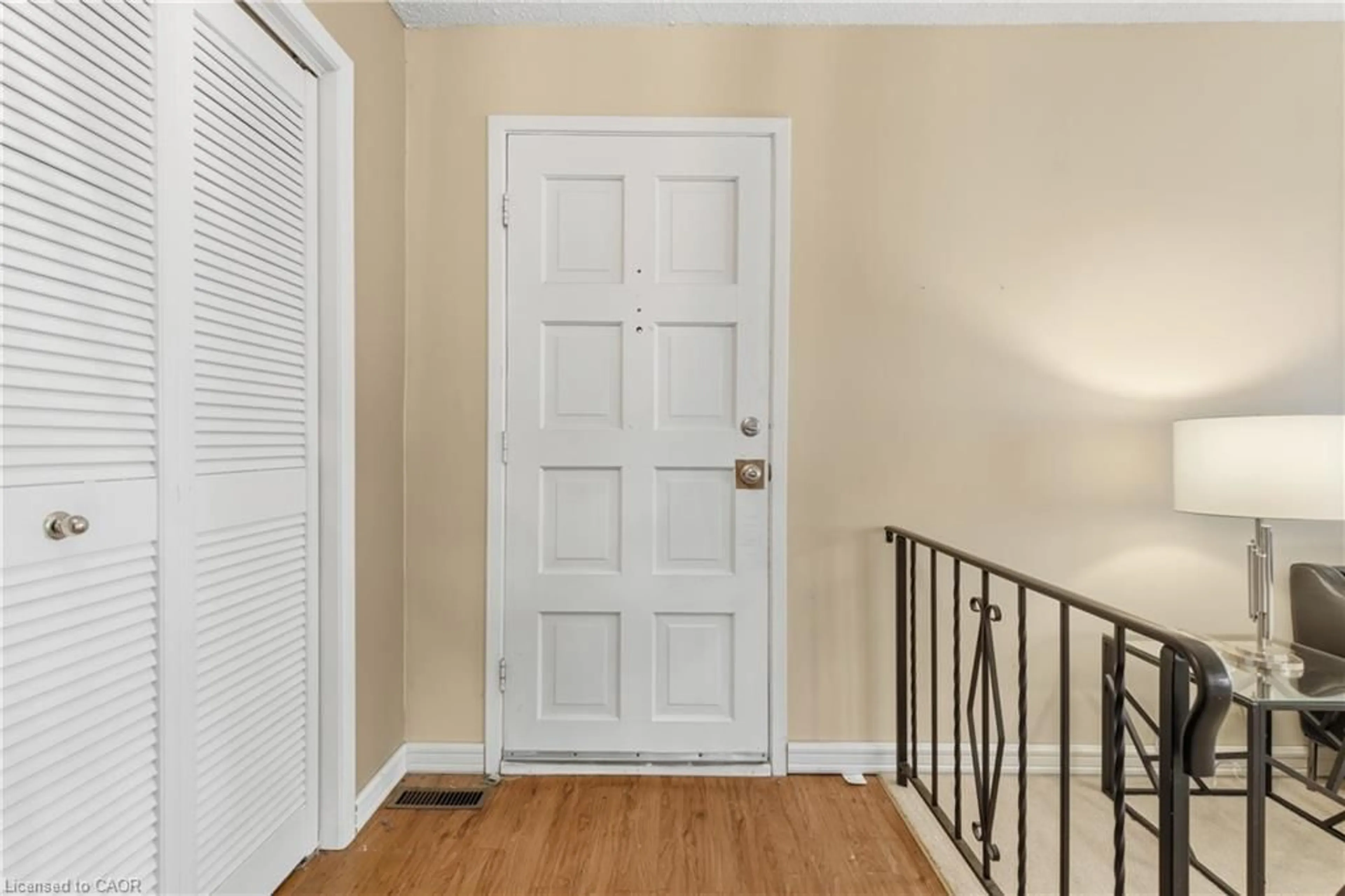 Indoor entryway for 7 Farmer Crt, Hamilton Ontario L9C 5X9