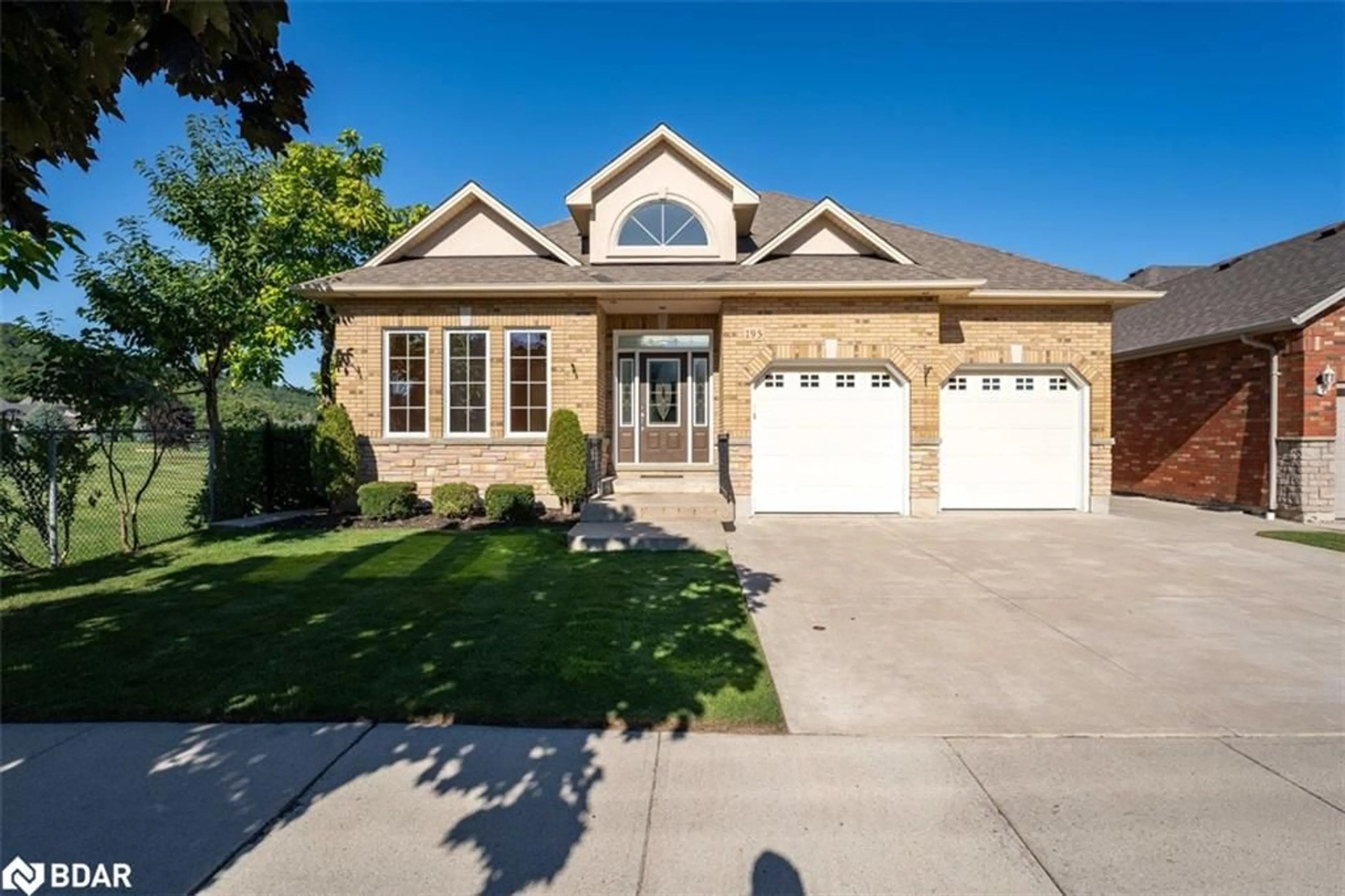 Home with brick exterior material, street for 195 Winona Rd, Stoney Creek Ontario L8E 5Y3