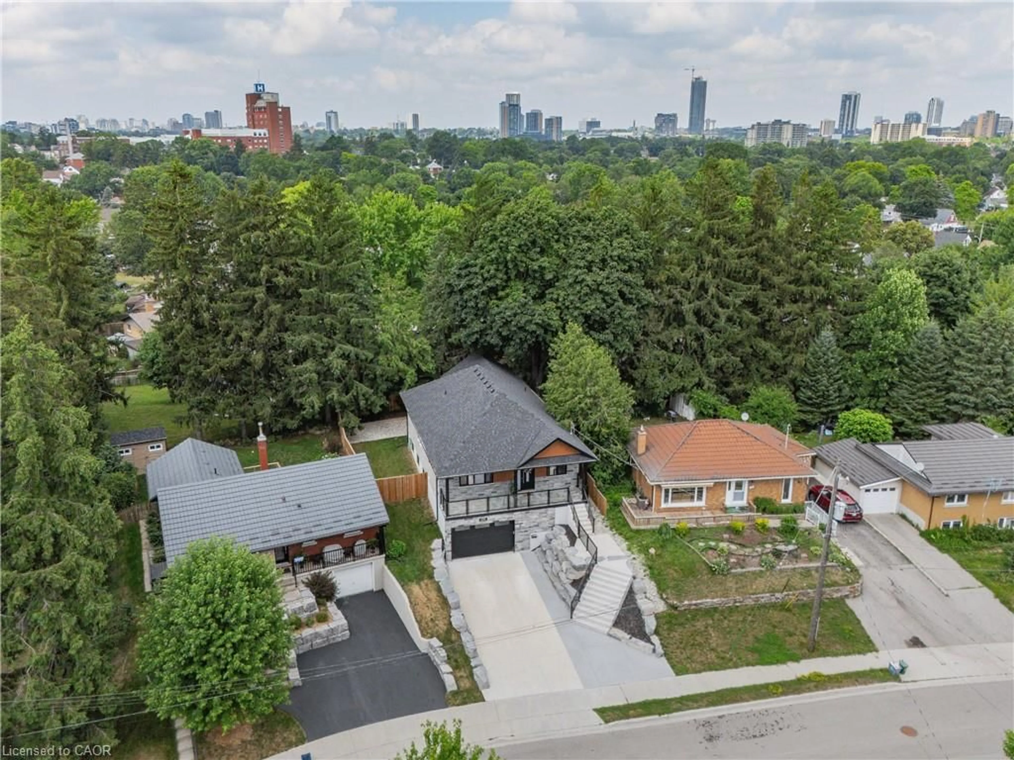 A pic from outside/outdoor area/front of a property/back of a property/a pic from drone, city buildings view from balcony for 276 Mausser Ave, Kitchener Ontario N2M 3L1