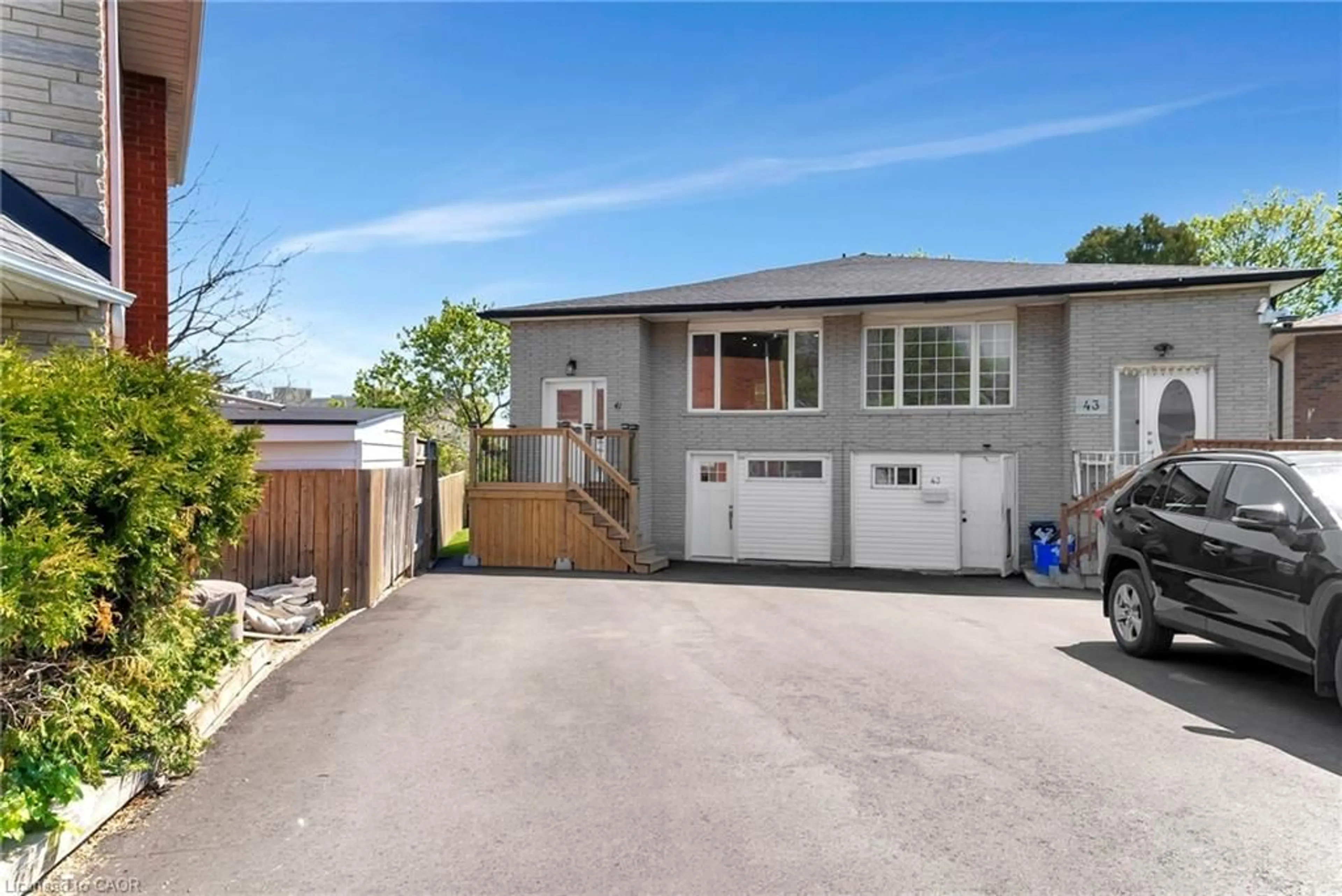 Indoor garage for 41 Yeoville Crt, Hamilton Ontario L9C 5W4