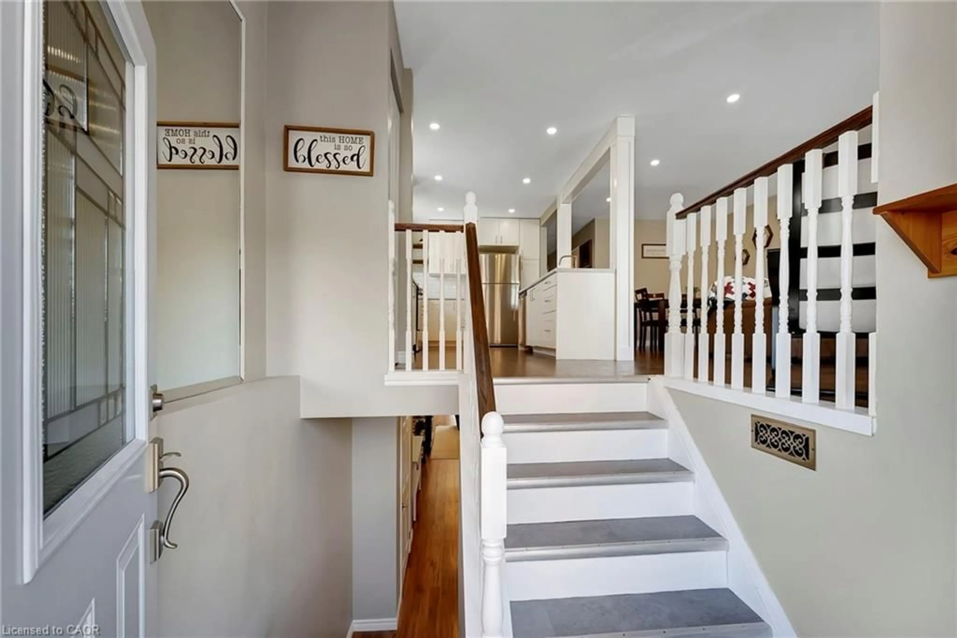 Indoor foyer for 41 Yeoville Crt, Hamilton Ontario L9C 5W4