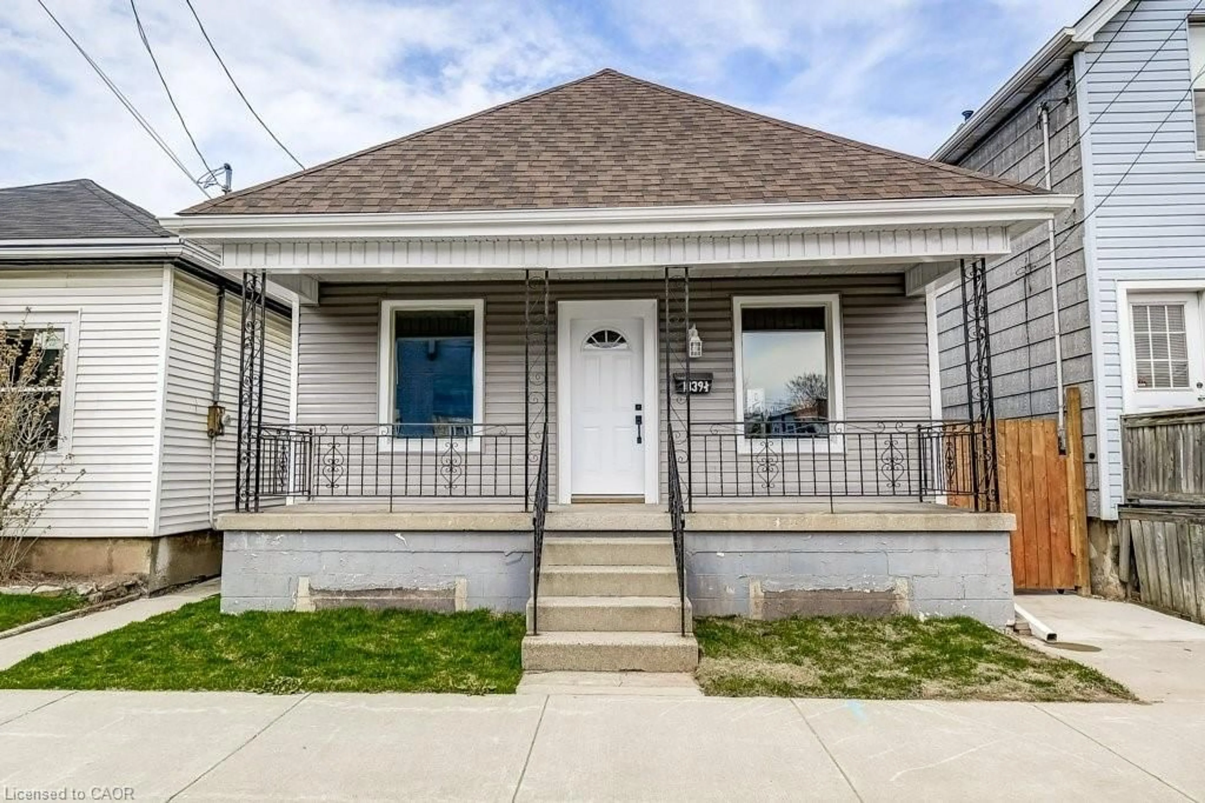 Home with vinyl exterior material, street for 1039 1/2 Cannon St, Hamilton Ontario L8L 2H4