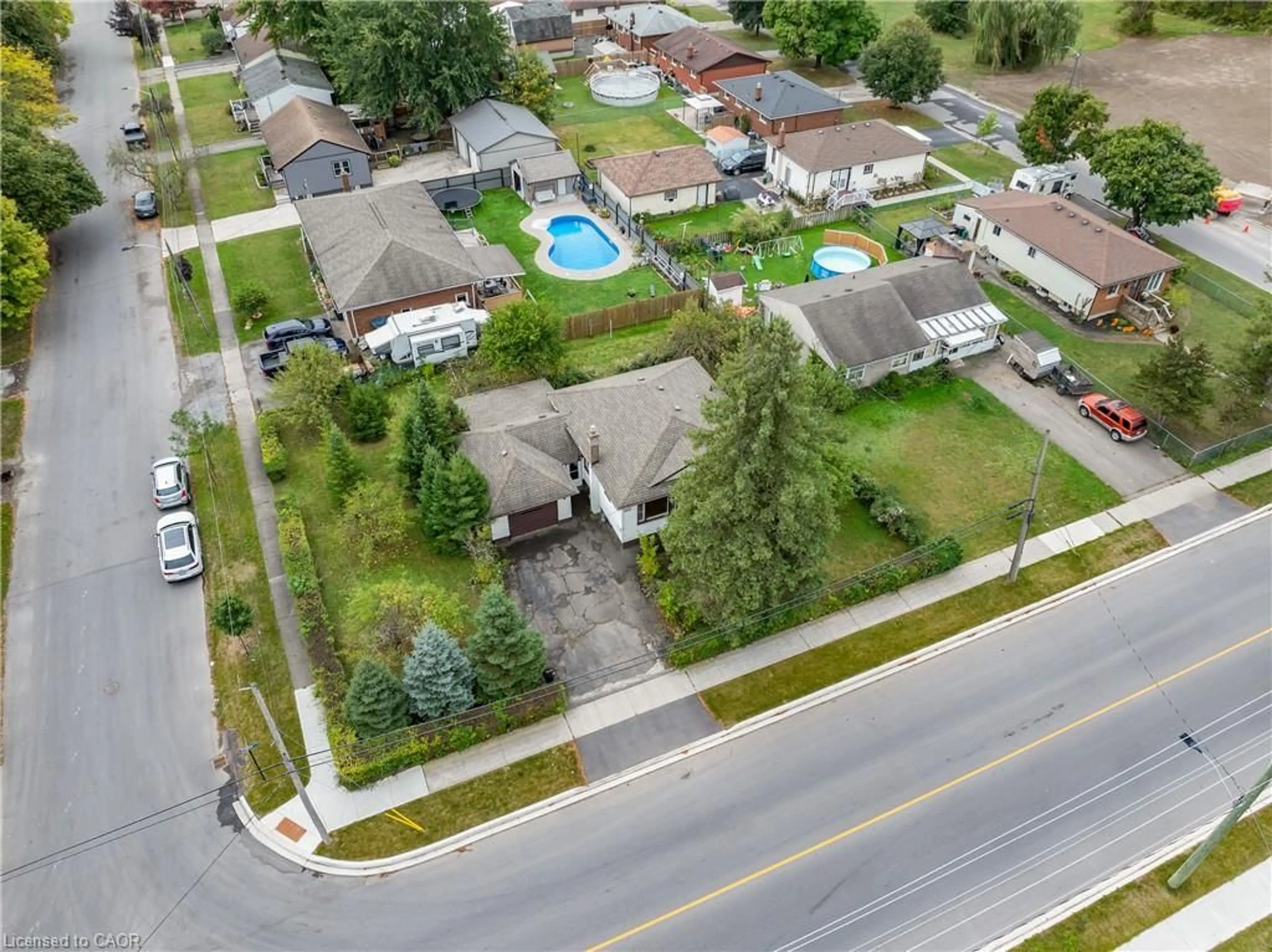 A pic from outside/outdoor area/front of a property/back of a property/a pic from drone, street for 562 Broadway St, Welland Ontario L3C 5M5