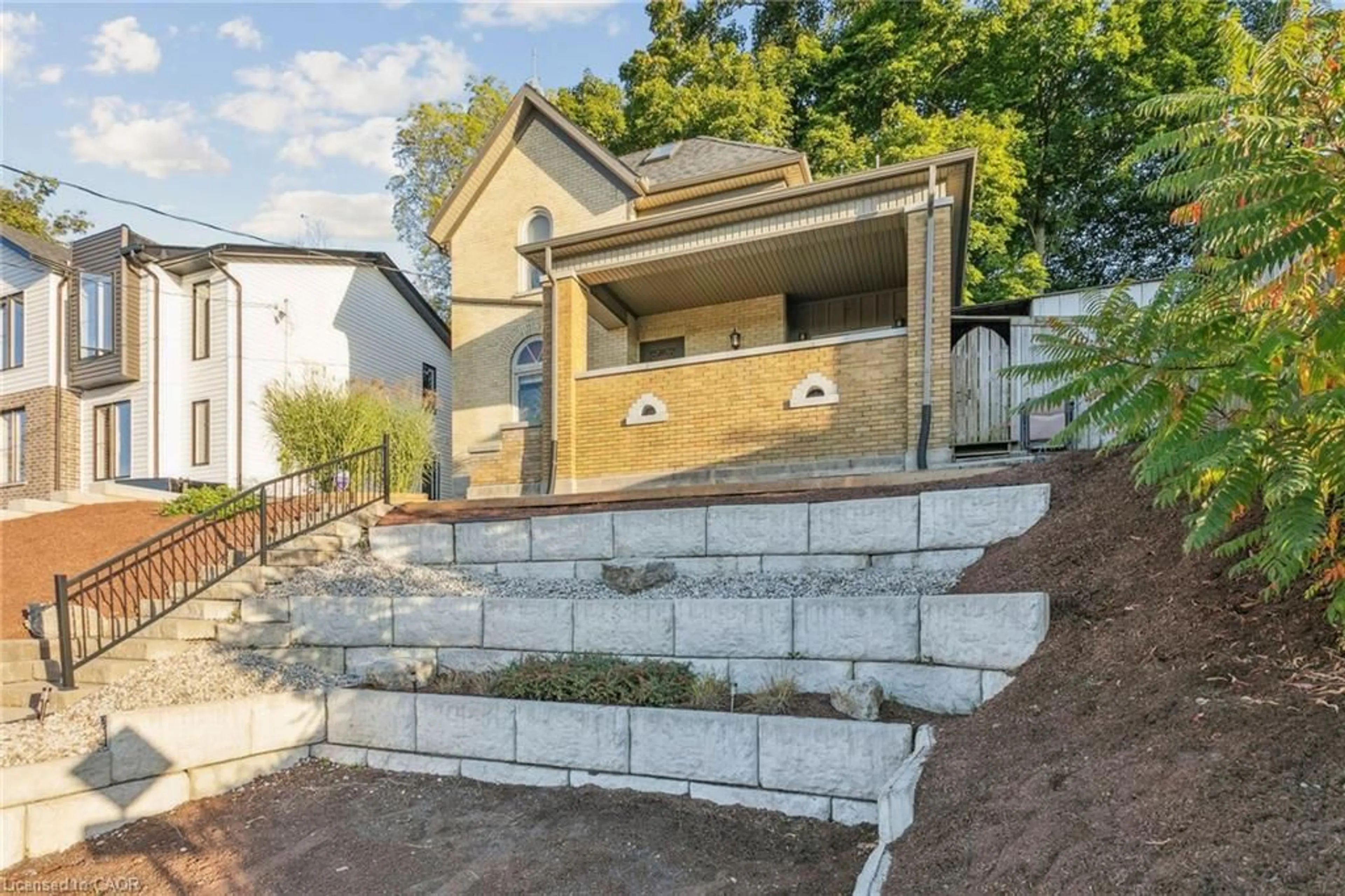 Stairs for 132 Queen St, Cambridge Ontario N3C 1G3