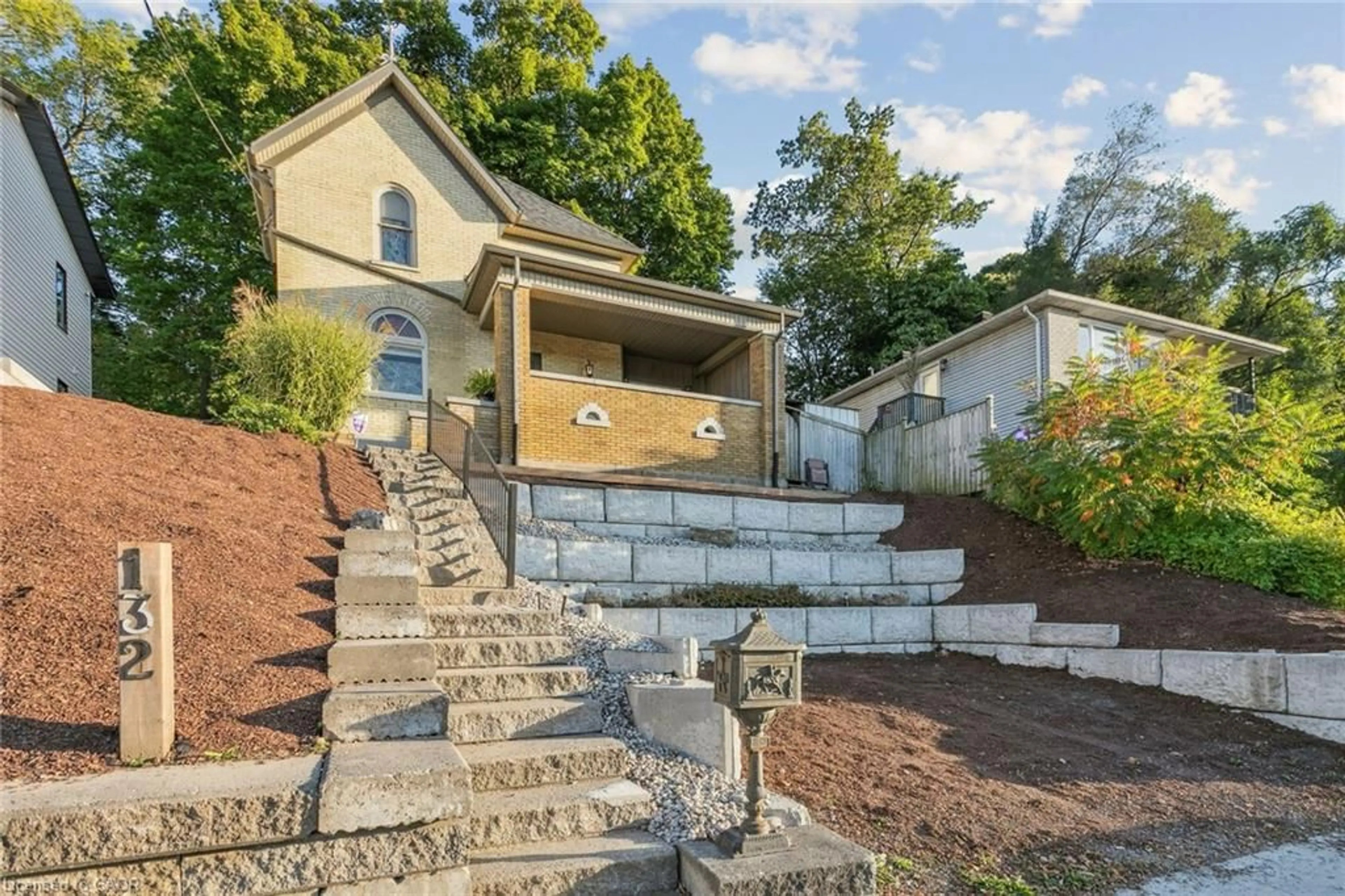 Stairs for 132 Queen St, Cambridge Ontario N3C 1G3