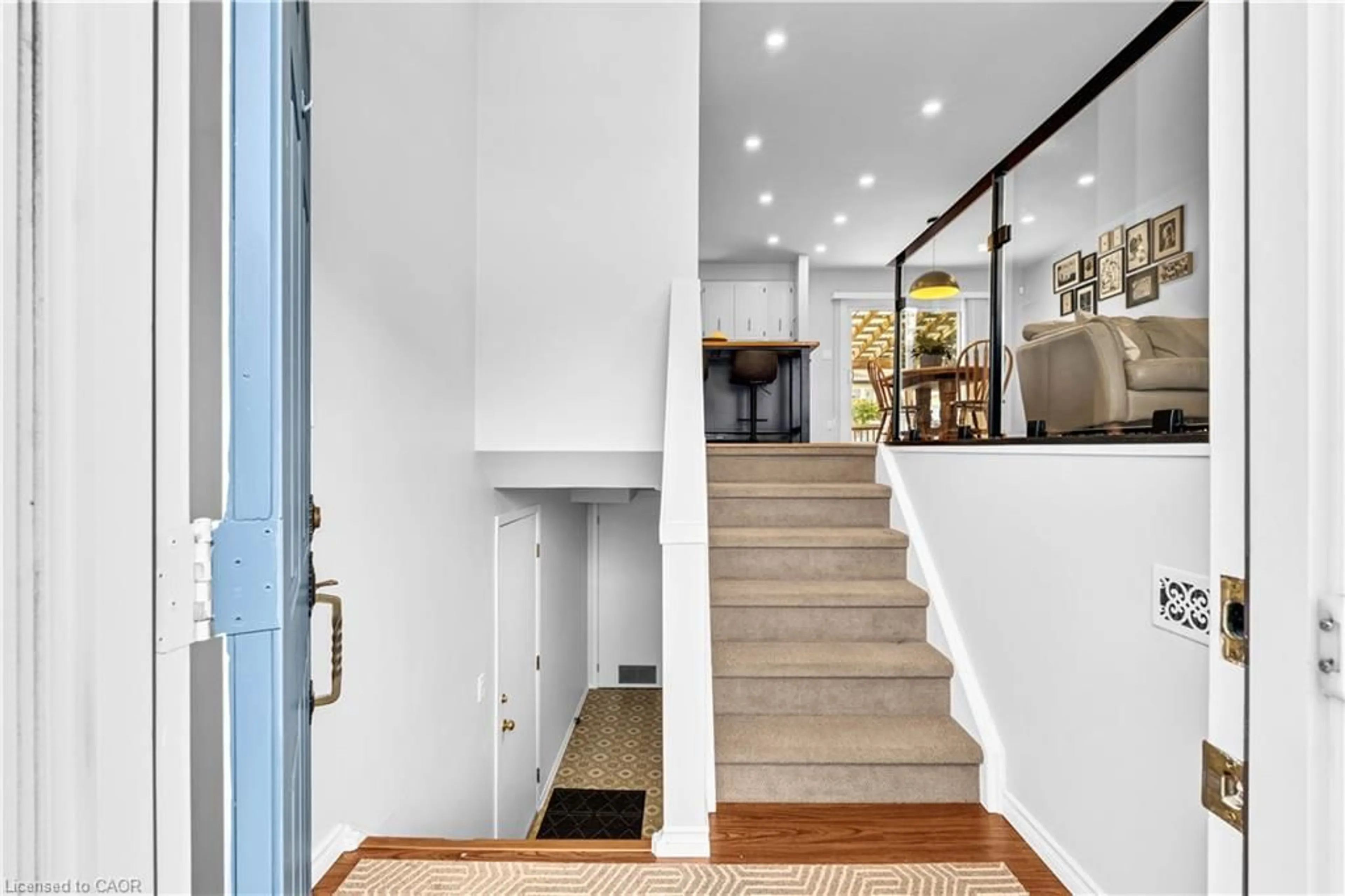 Indoor entryway for 19 Kesselring Dr, Kitchener Ontario N2E 2P3