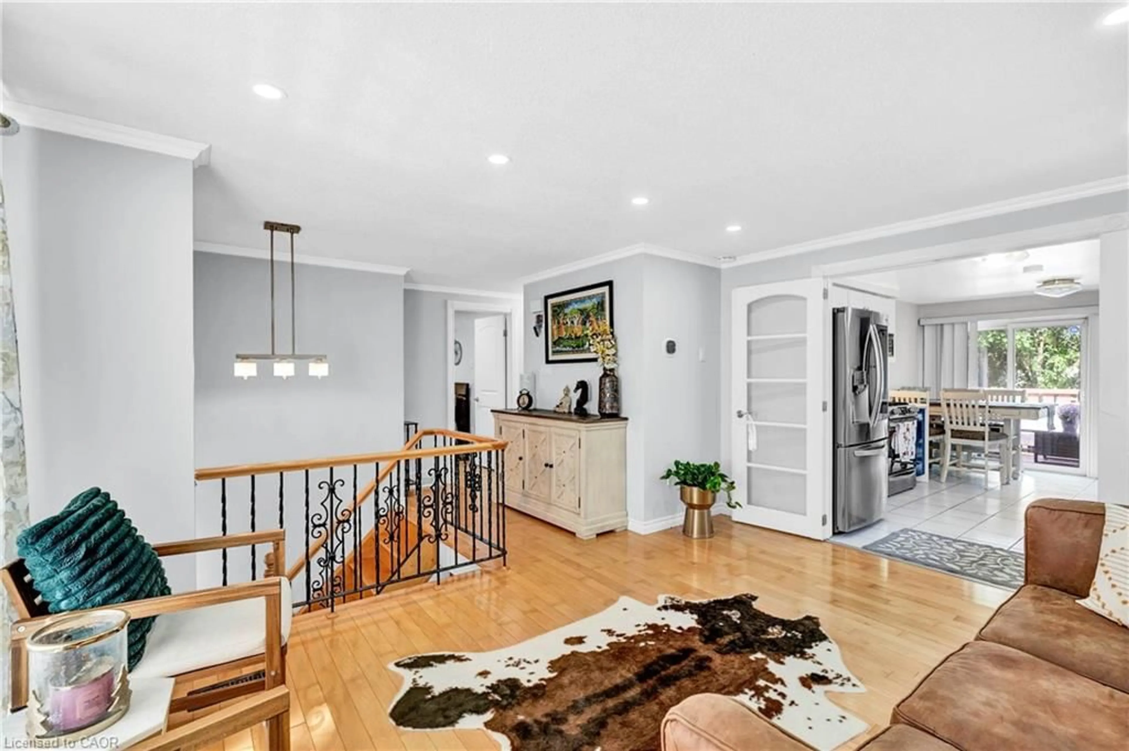 Indoor entryway for 334 Sekura St, Cambridge Ontario N1R 7W3