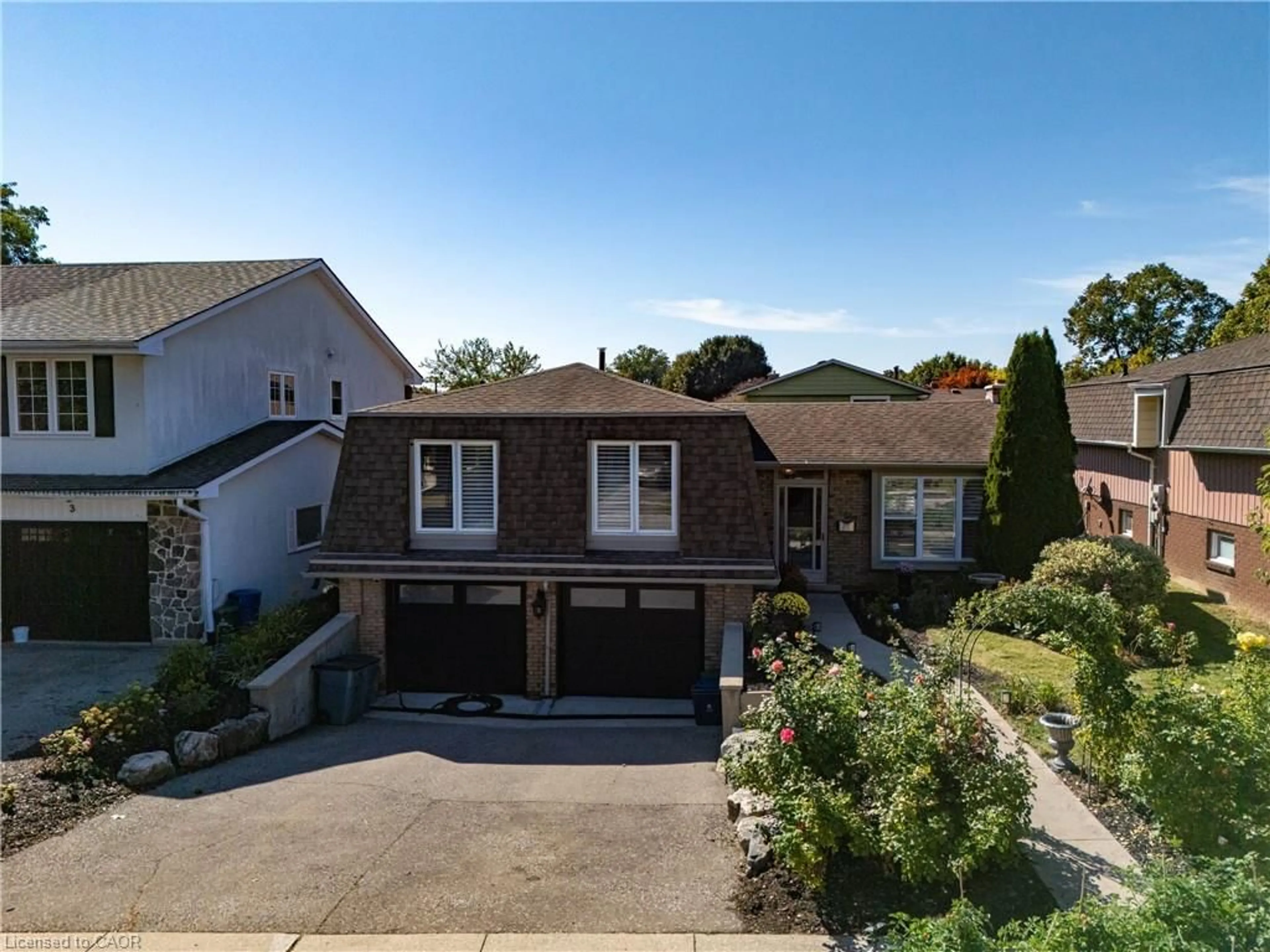 A pic from outside/outdoor area/front of a property/back of a property/a pic from drone, street for 5 Beechwood Ave, Brantford Ontario N3R 6Z1