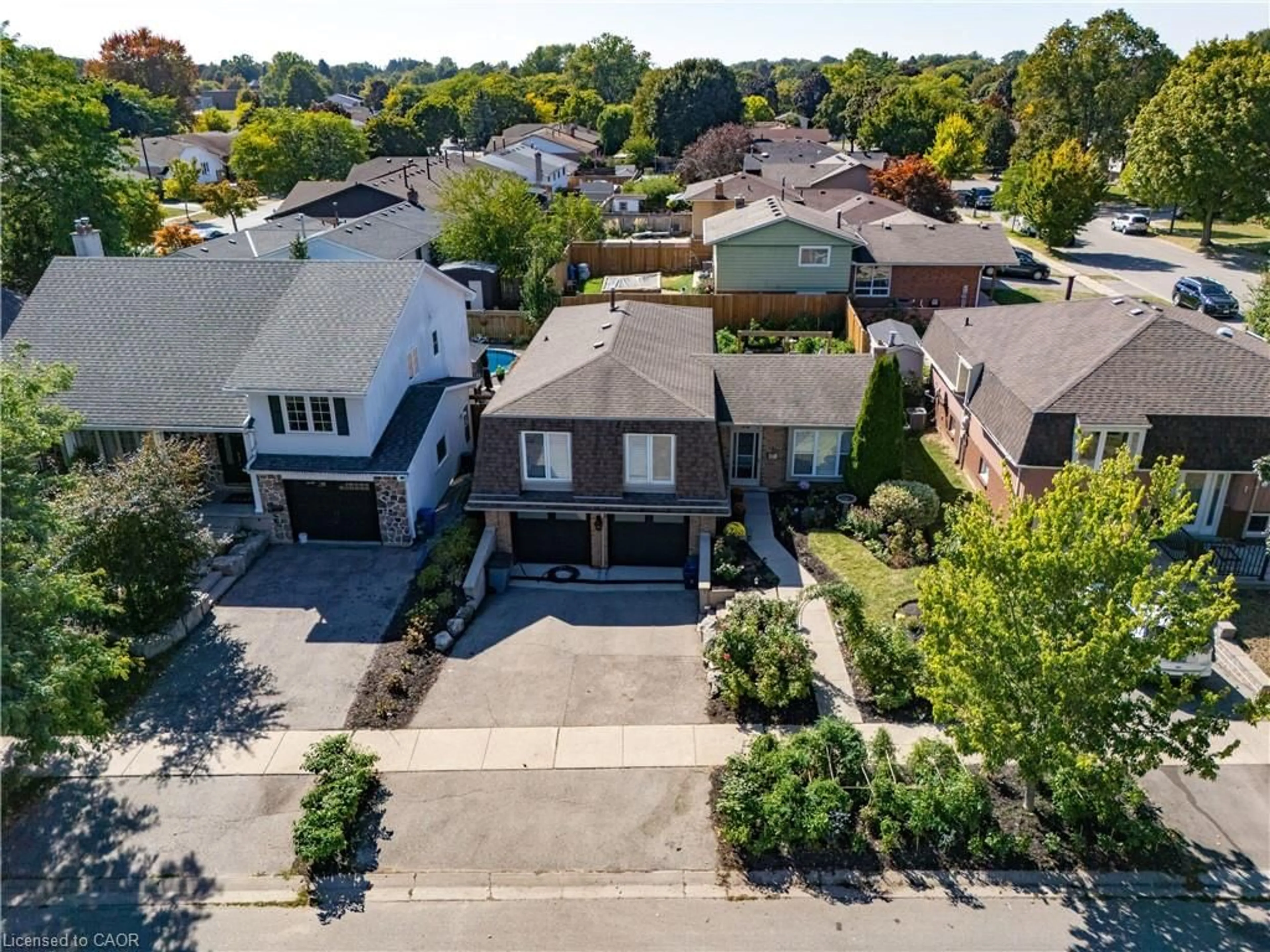 A pic from outside/outdoor area/front of a property/back of a property/a pic from drone, street for 5 Beechwood Ave, Brantford Ontario N3R 6Z1