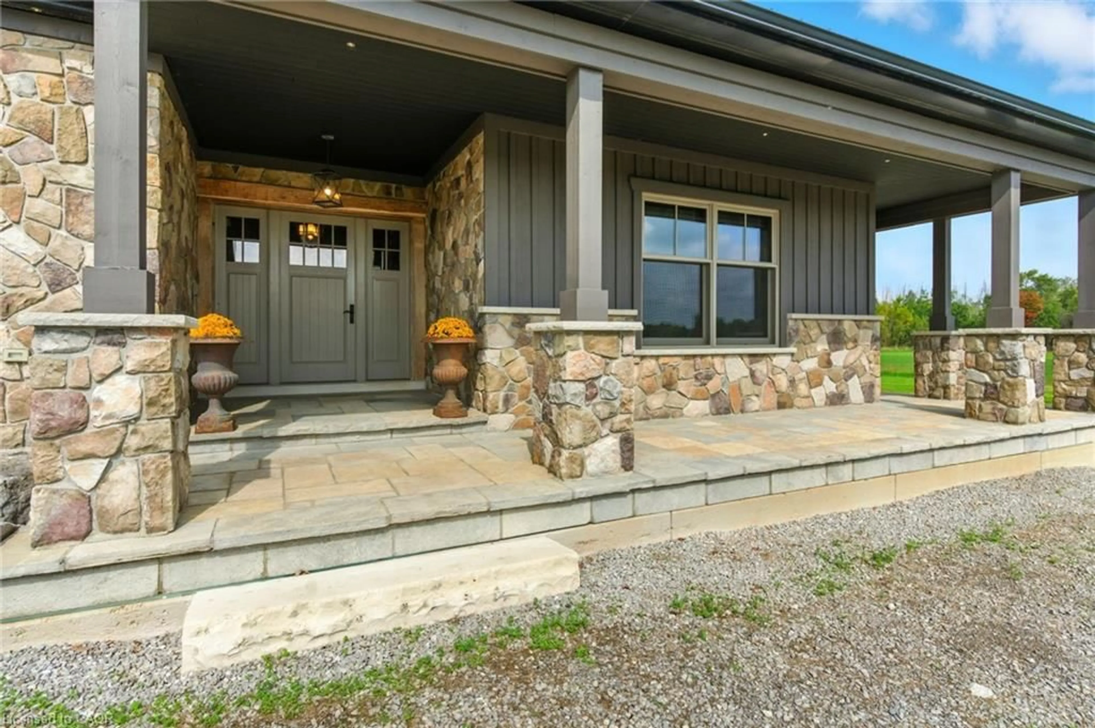 Indoor entryway for 437 6th Concession Rd, Flamborough Ontario L8B 1M5