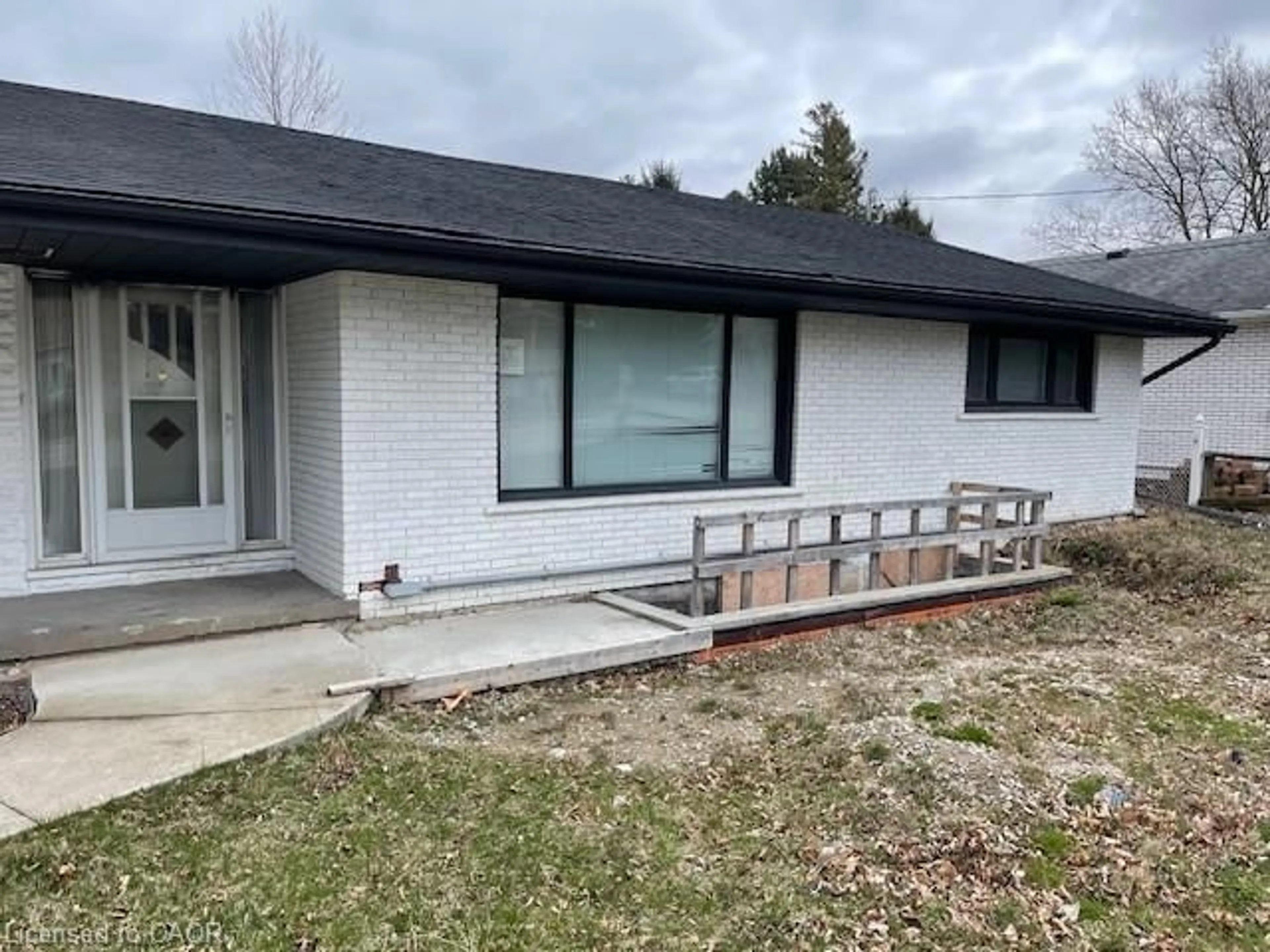 Home with vinyl exterior material, street for 3957 Victoria Ave, Vineland Ontario L0R 2C0