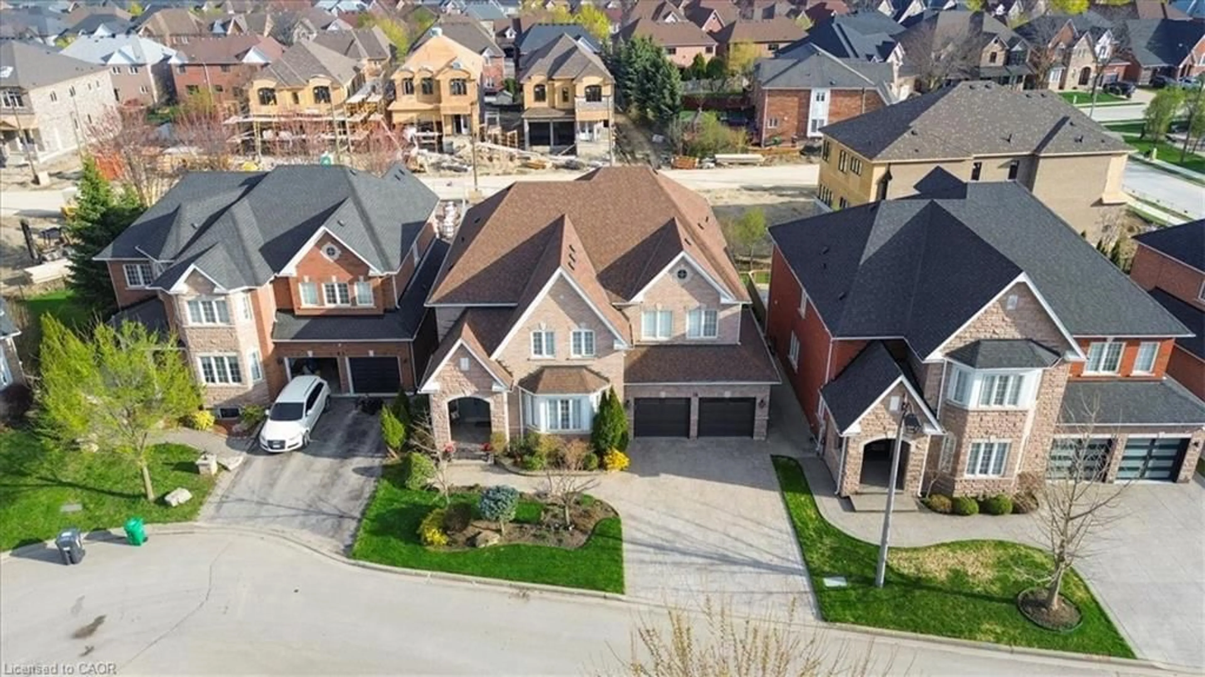 A pic from outside/outdoor area/front of a property/back of a property/a pic from drone, street for 18 Southcrest Crt, Brampton Ontario L6P 1T6