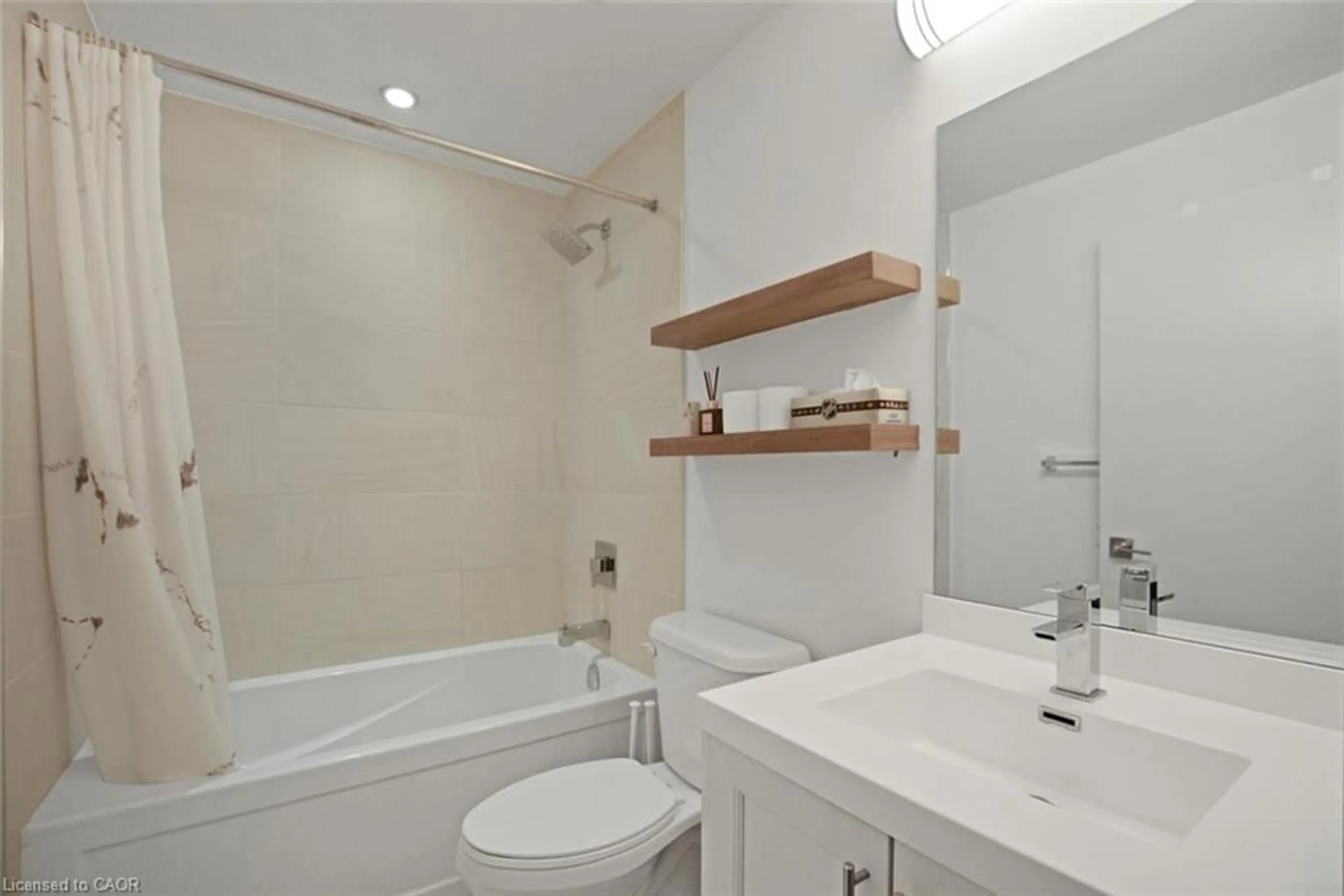 Standard bathroom, unknown for 2087 Fairview St #25, Burlington Ontario L7R 0E5