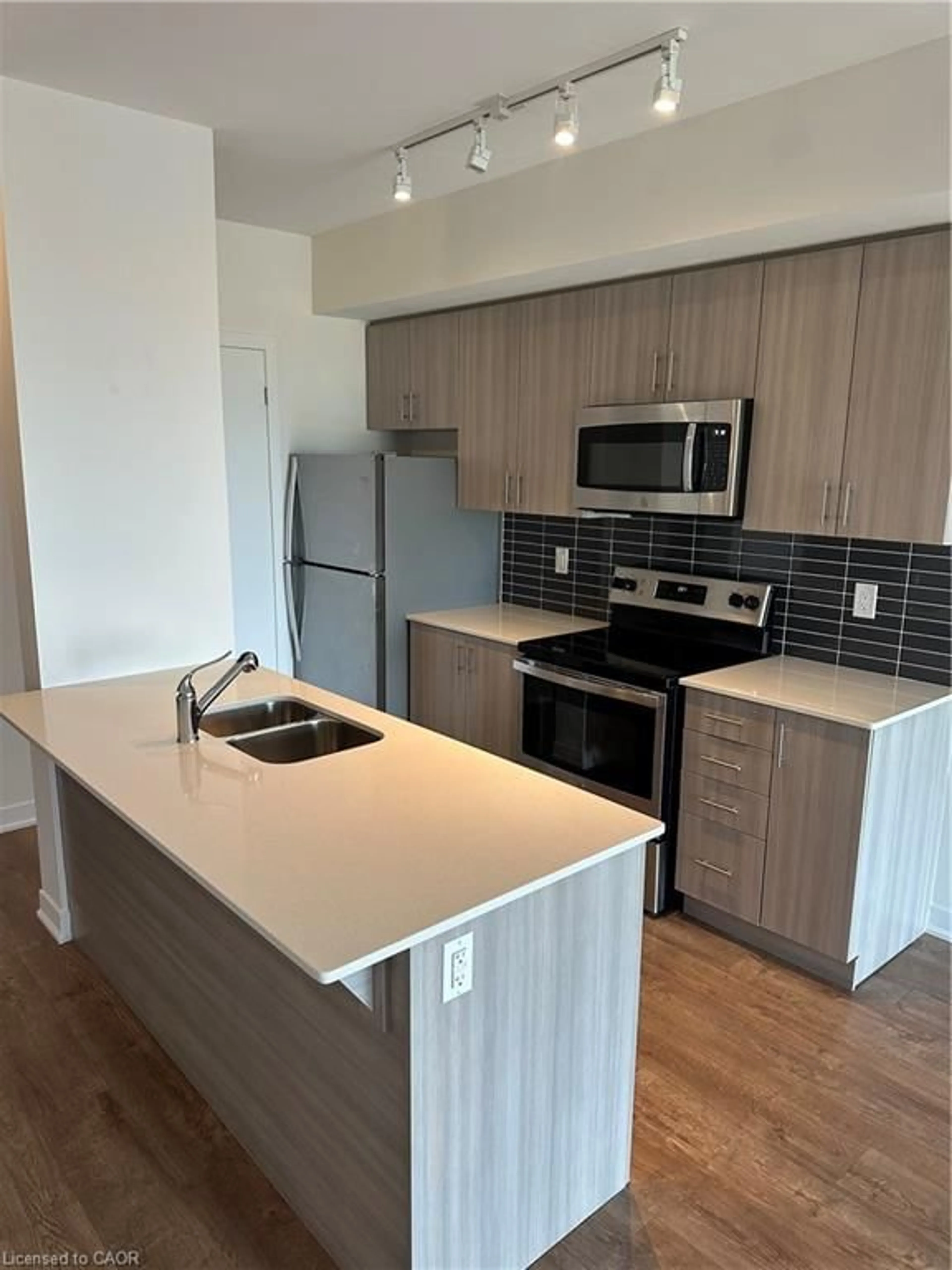 Standard kitchen, wood/laminate floor for 550 North Service Rd #612, Grimsby Ontario L3M 4E8