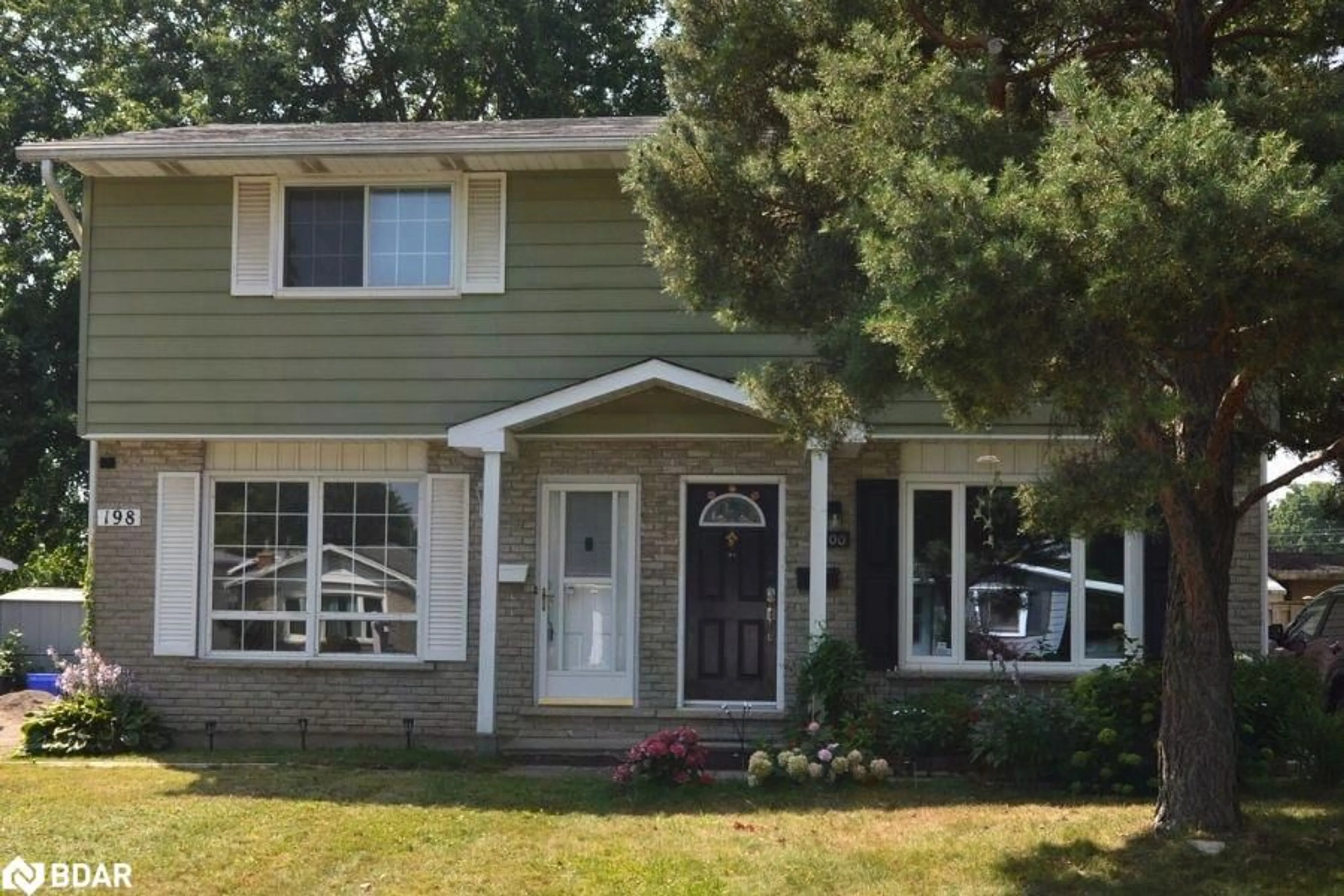 Home with vinyl exterior material, street for 198 Pinedale Dr, Kitchener Ontario N2E 1K3