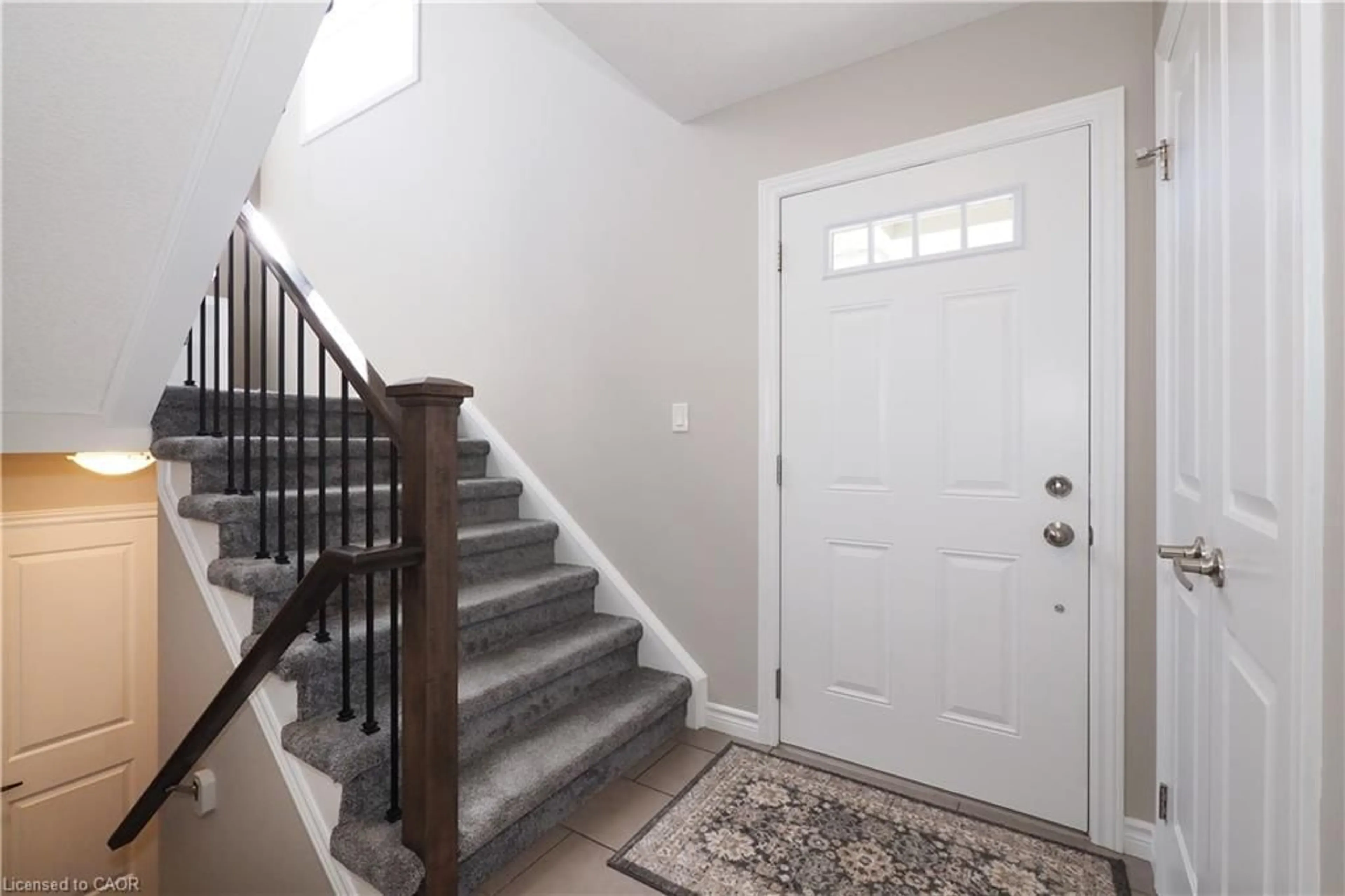 Indoor entryway for 550 Landgren Crt, Kitchener Ontario N2A 0G8