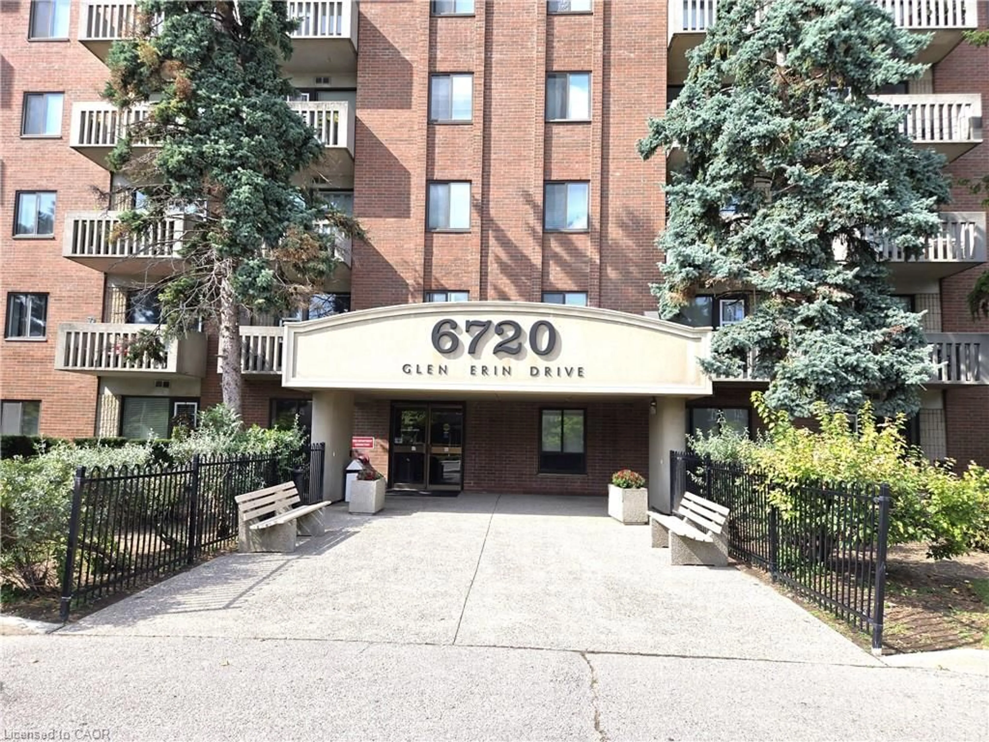 Indoor foyer for 6720 Glen Erin Dr #313, Mississauga Ontario L5N 3K8