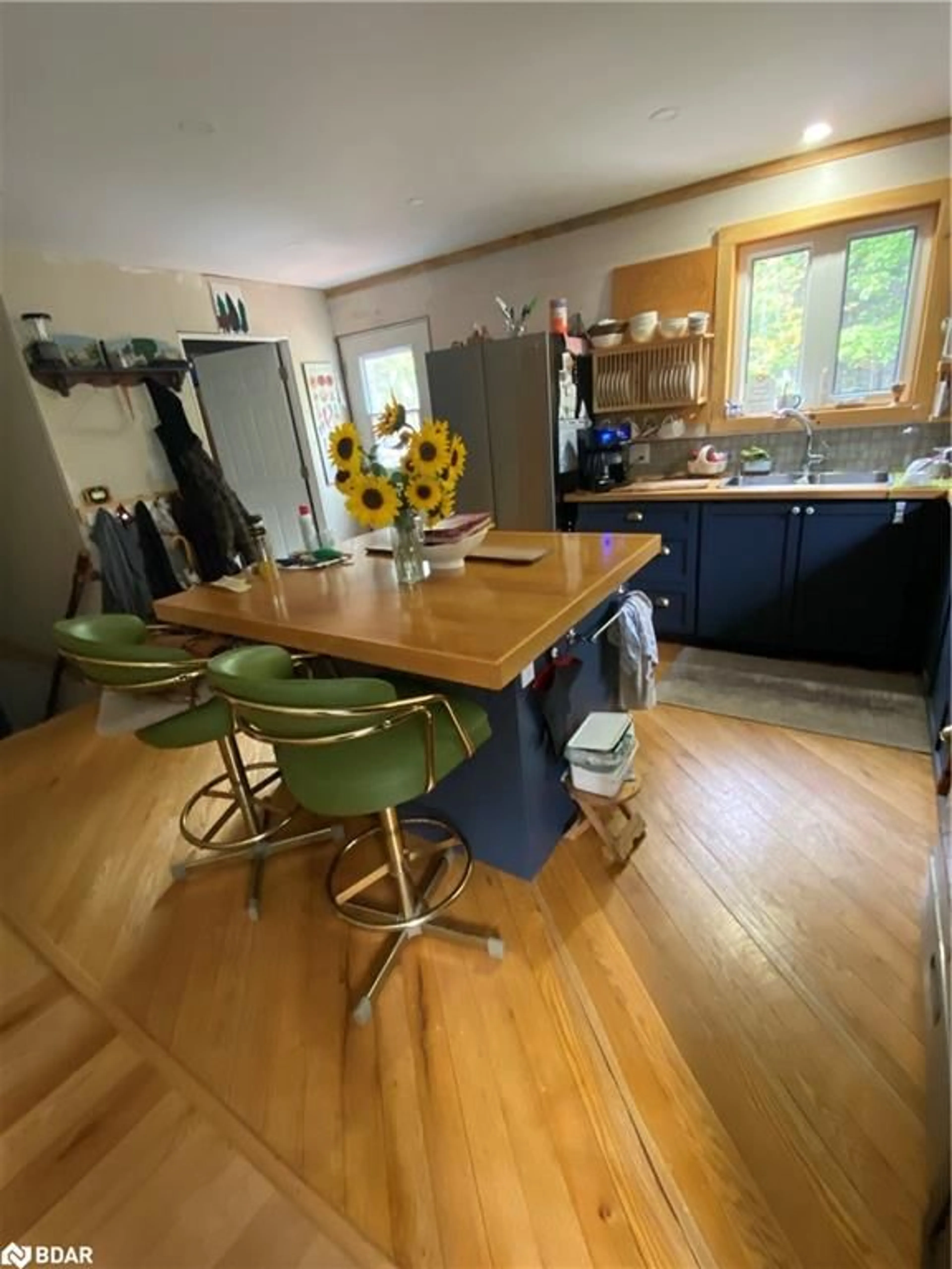 Open concept kitchen, wood/laminate floor for 1070 Vankoughnet Road Rd, Bracebridge Ontario P1L 1X1