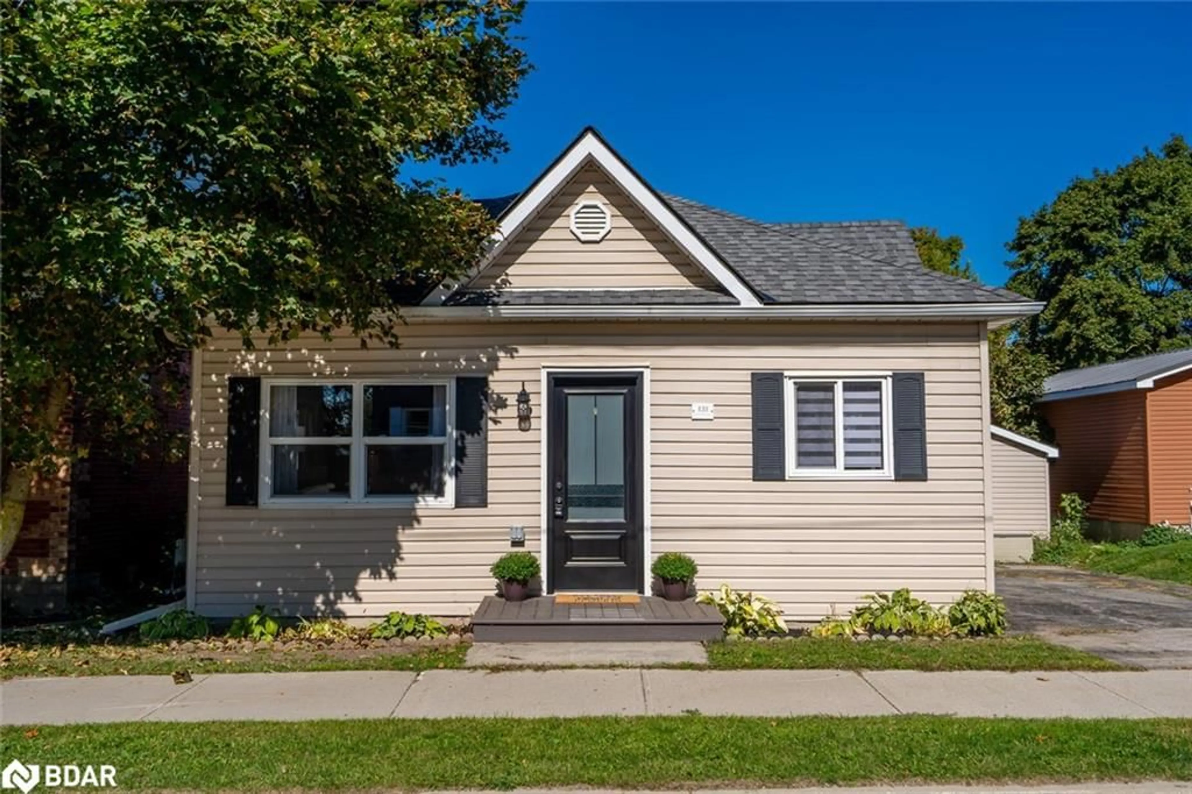 Home with vinyl exterior material, street for 131 Frederick Street East St, Arthur Ontario N0G 1A0