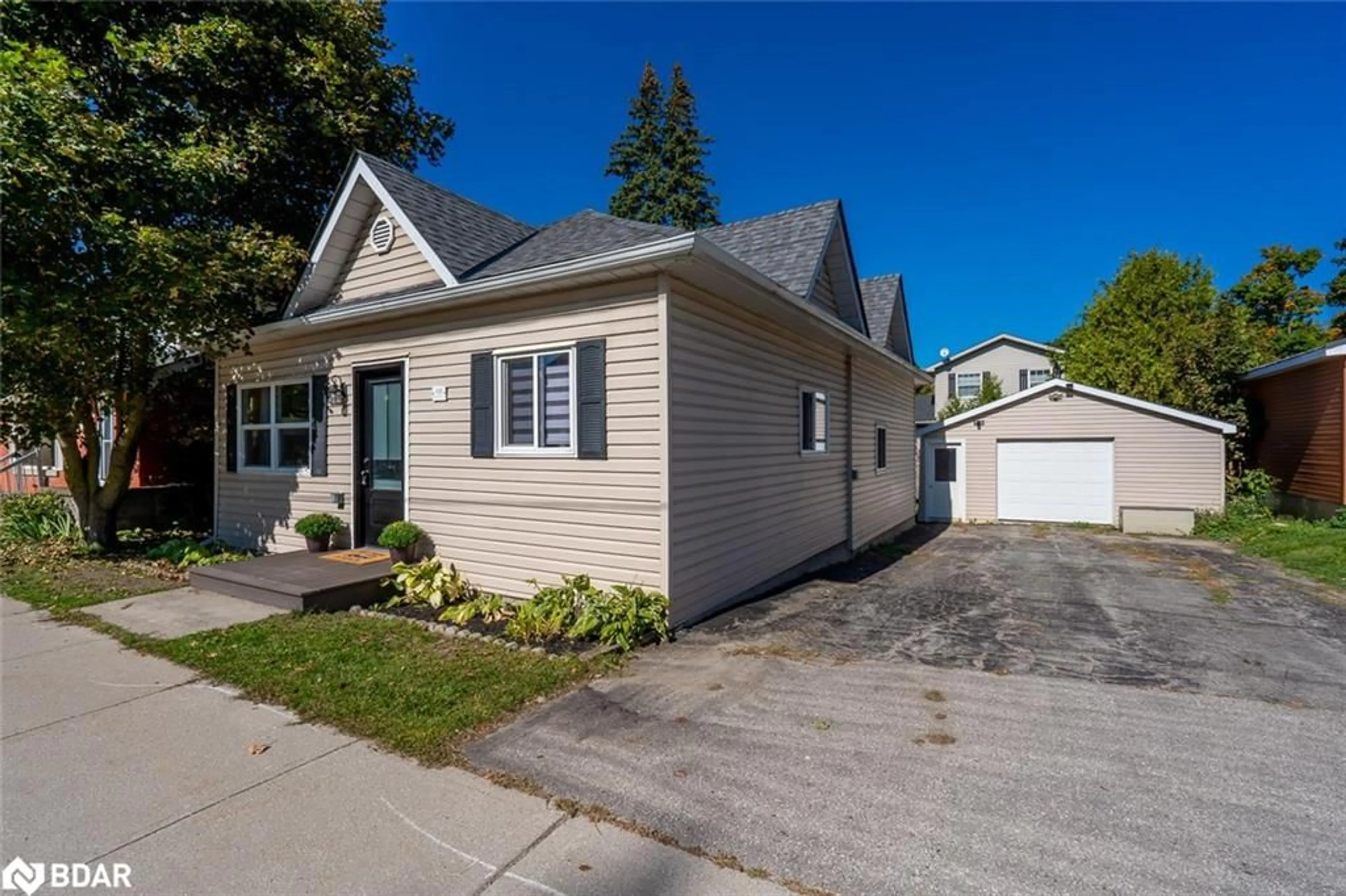 Home with vinyl exterior material, street for 131 Frederick Street East St, Arthur Ontario N0G 1A0
