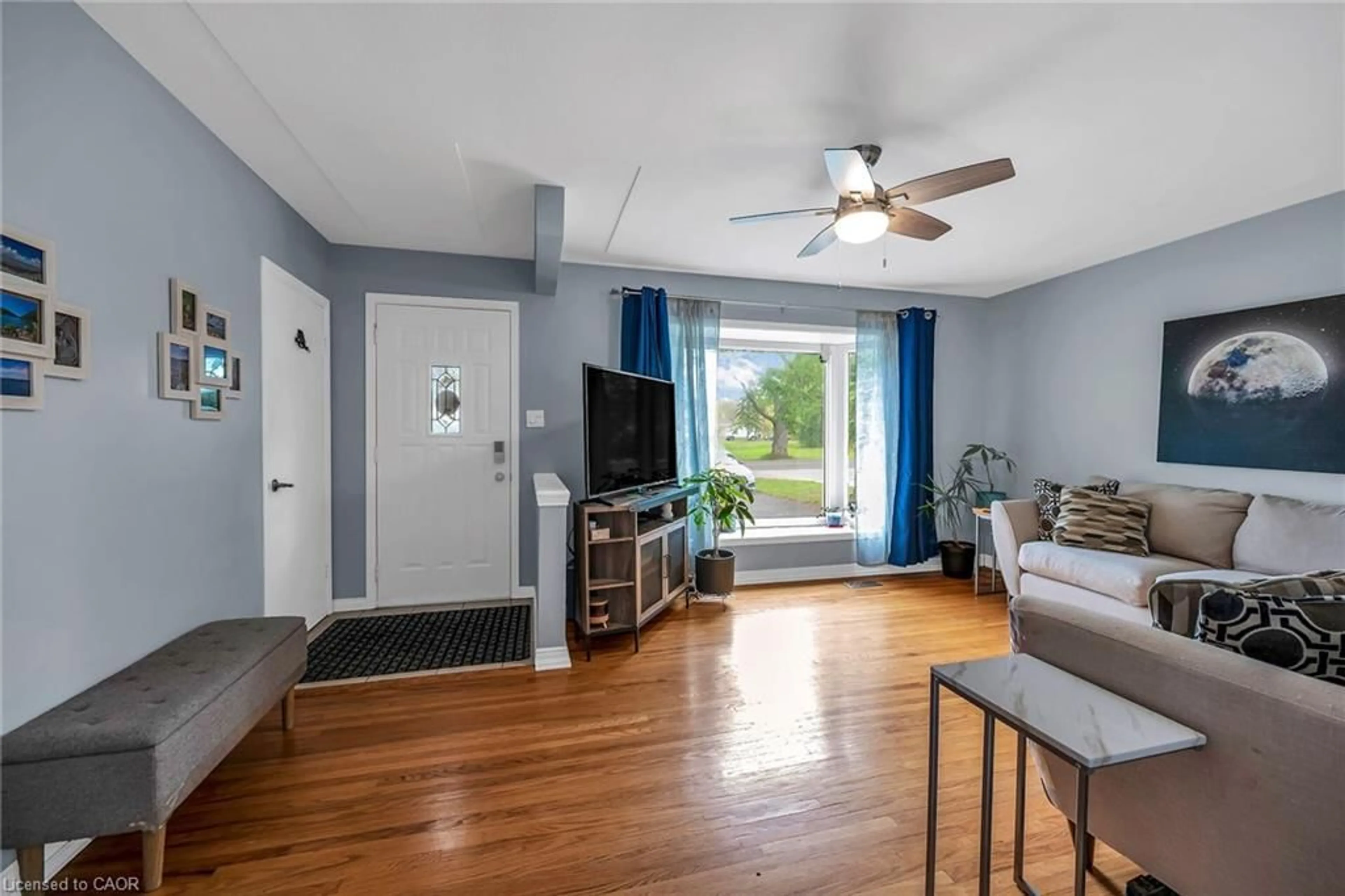 Living room with furniture, unknown for 5111 White Church Rd, Mount Hope Ontario L0R 1W0