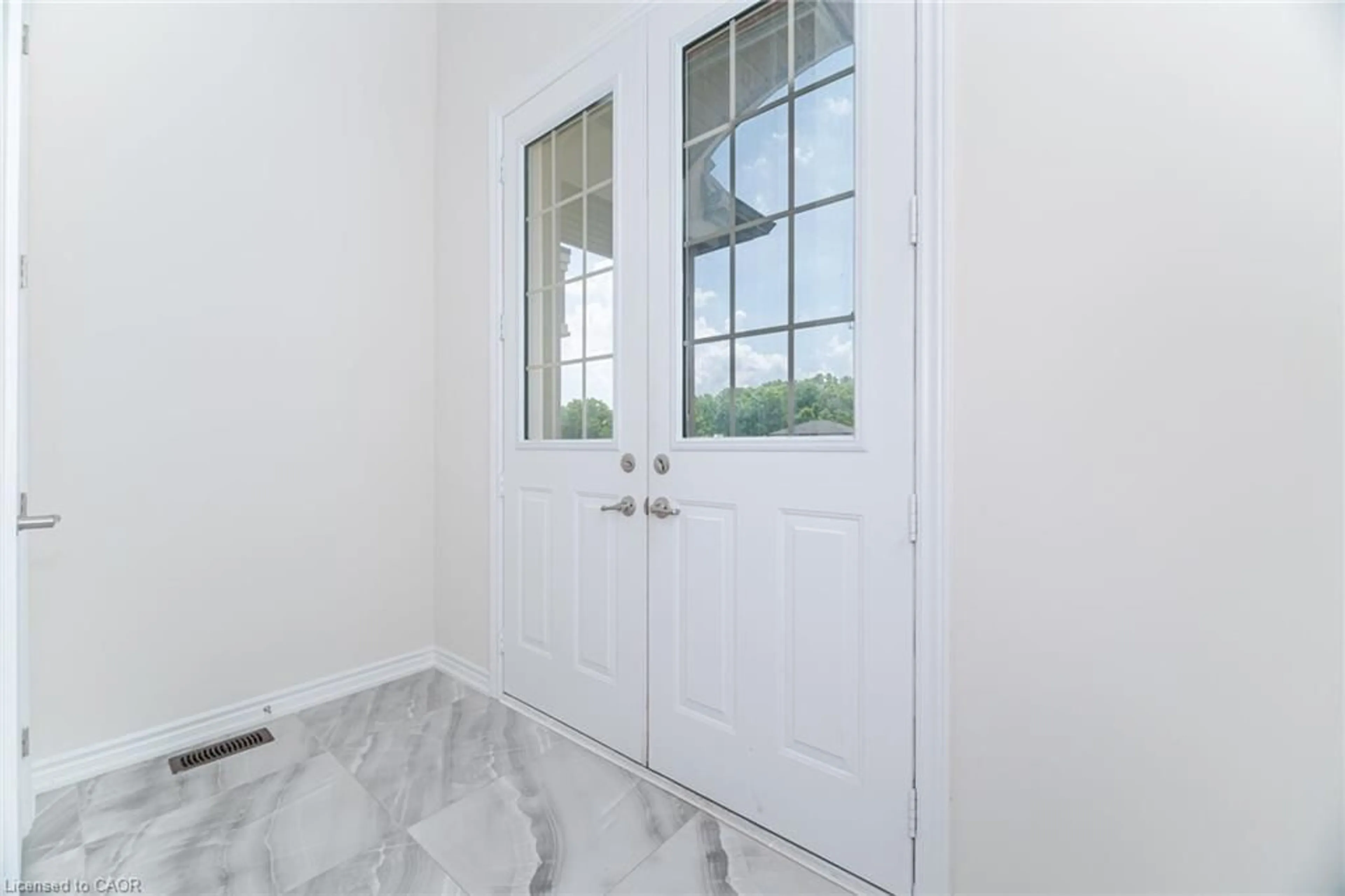 Indoor entryway for 92 Stauffer Rd, Bradford Ontario N3V 0B5