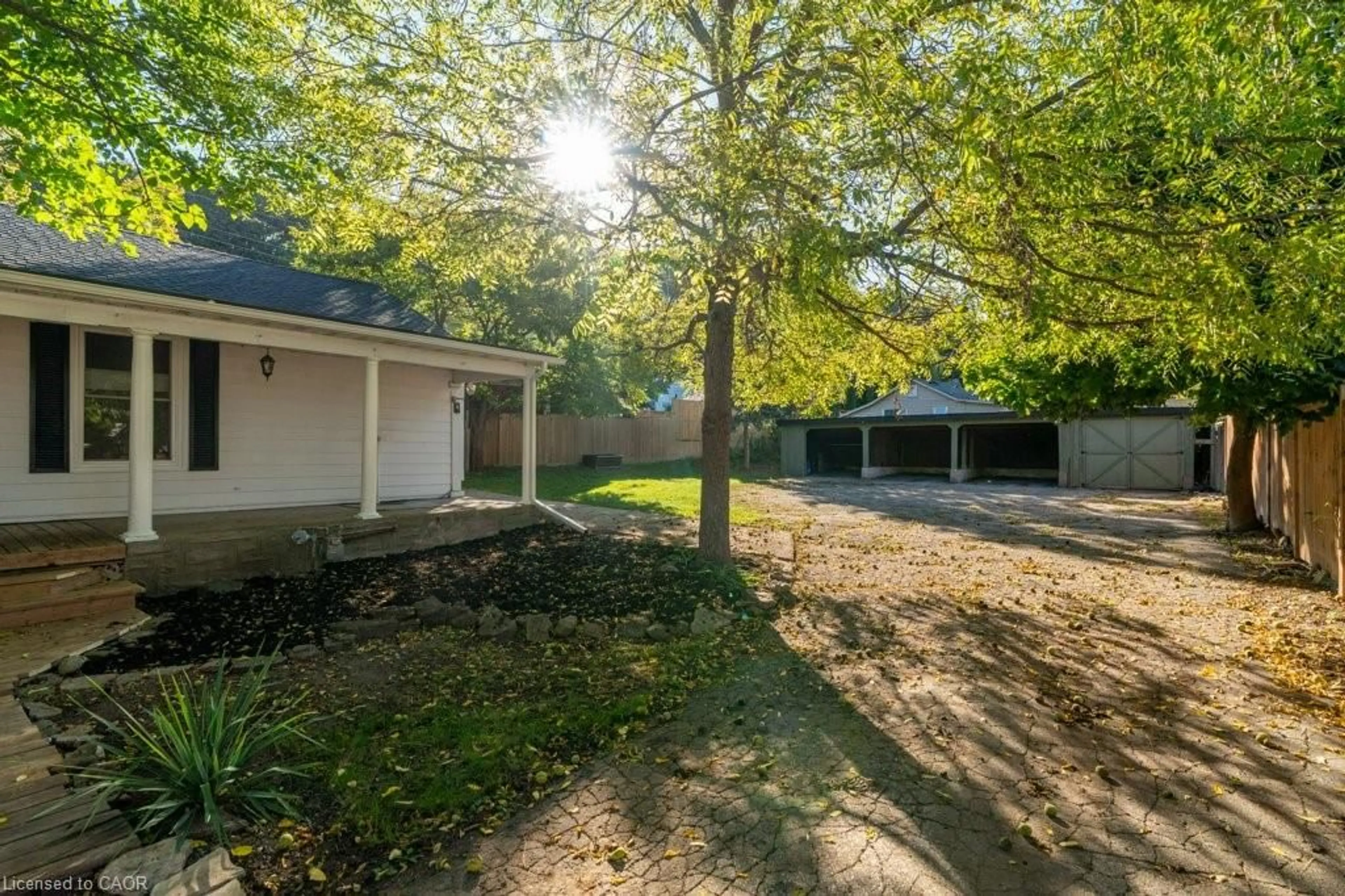 A pic from outside/outdoor area/front of a property/back of a property/a pic from drone, street for 31 Bruce St, Cambridge Ontario N1R 2E1
