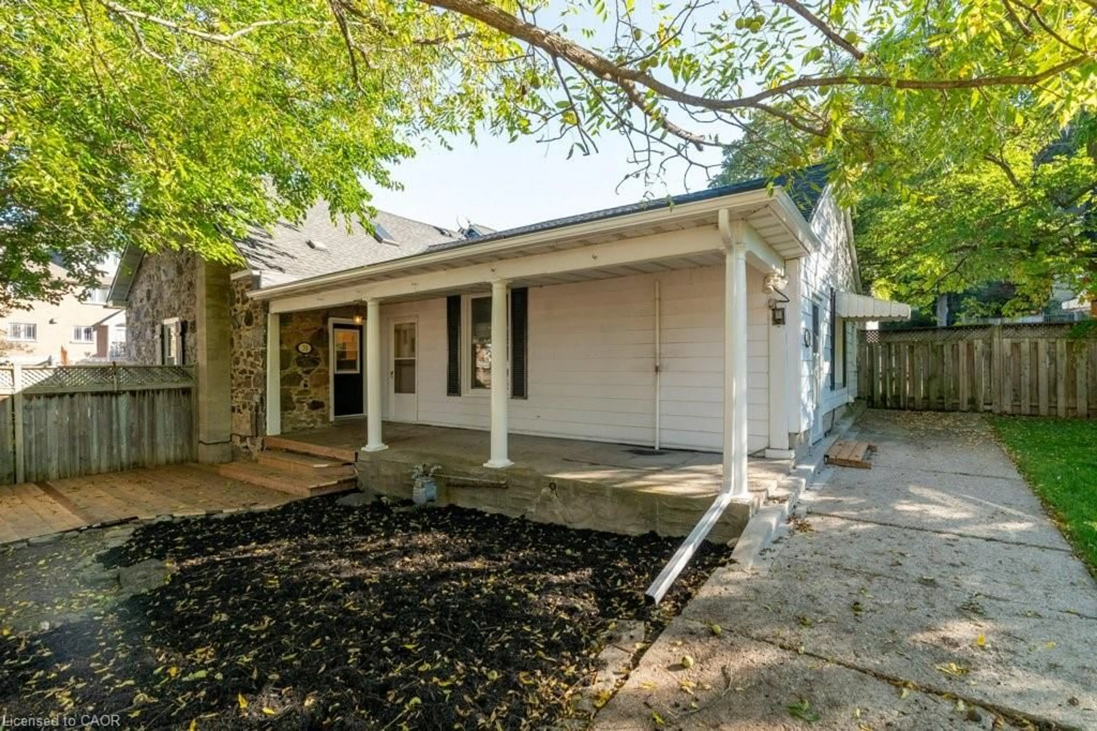 Patio, street for 31 Bruce St, Cambridge Ontario N1R 2E1