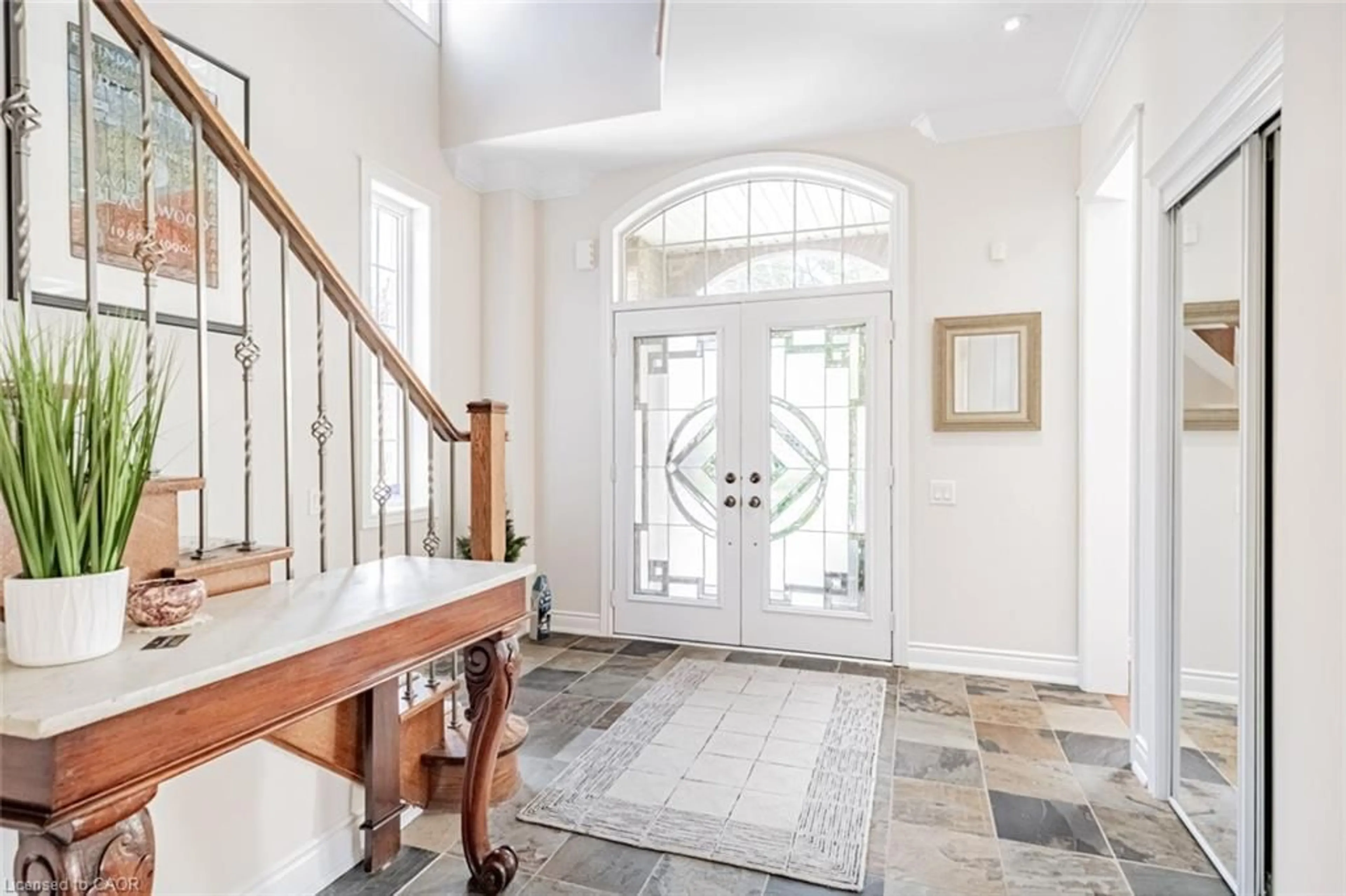 Indoor entryway for 130 Innville Cres, Oakville Ontario L6L 0B8