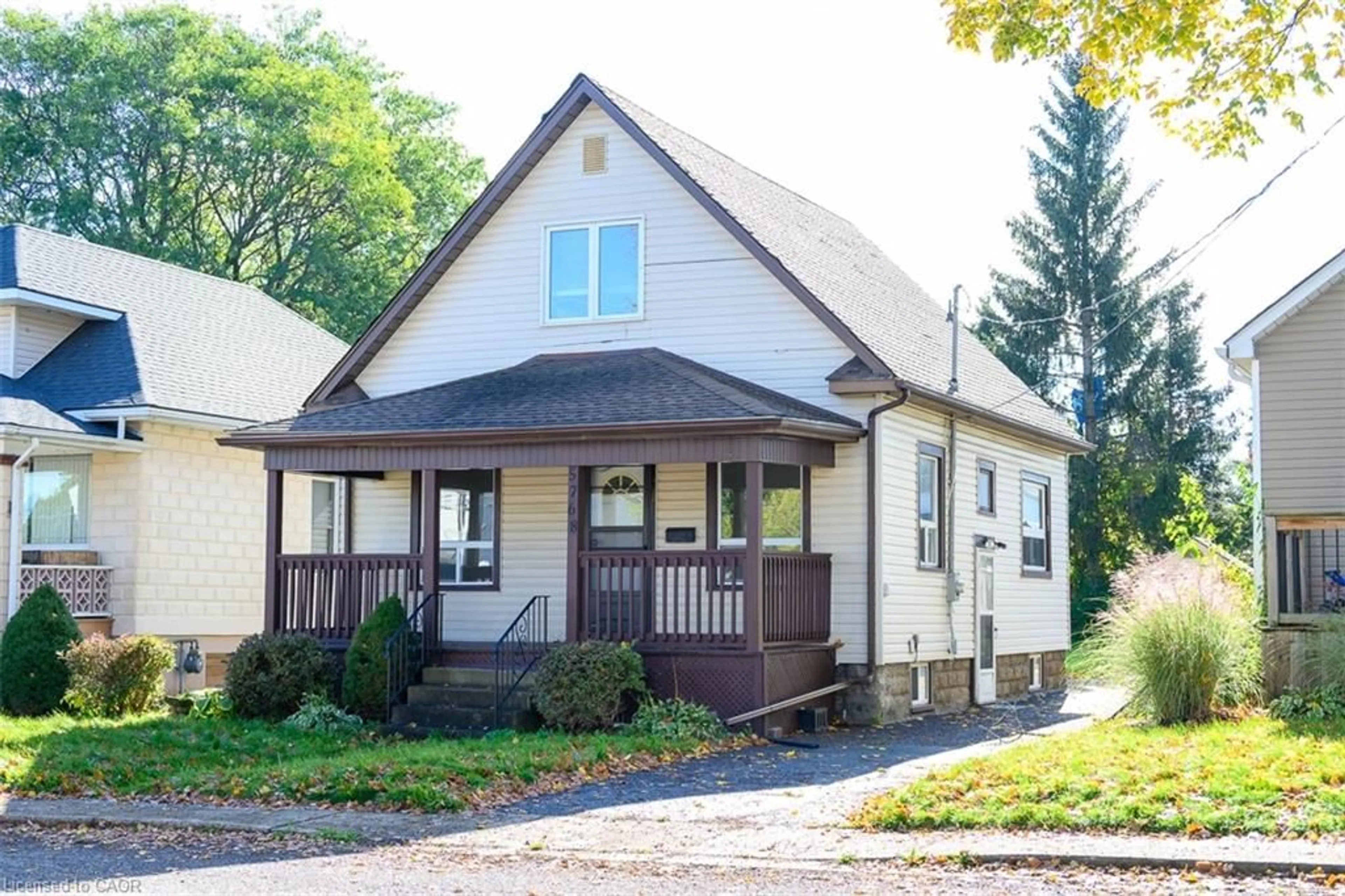 Home with vinyl exterior material, street for 5768 Summer St, Niagara Falls Ontario L2G 1M2