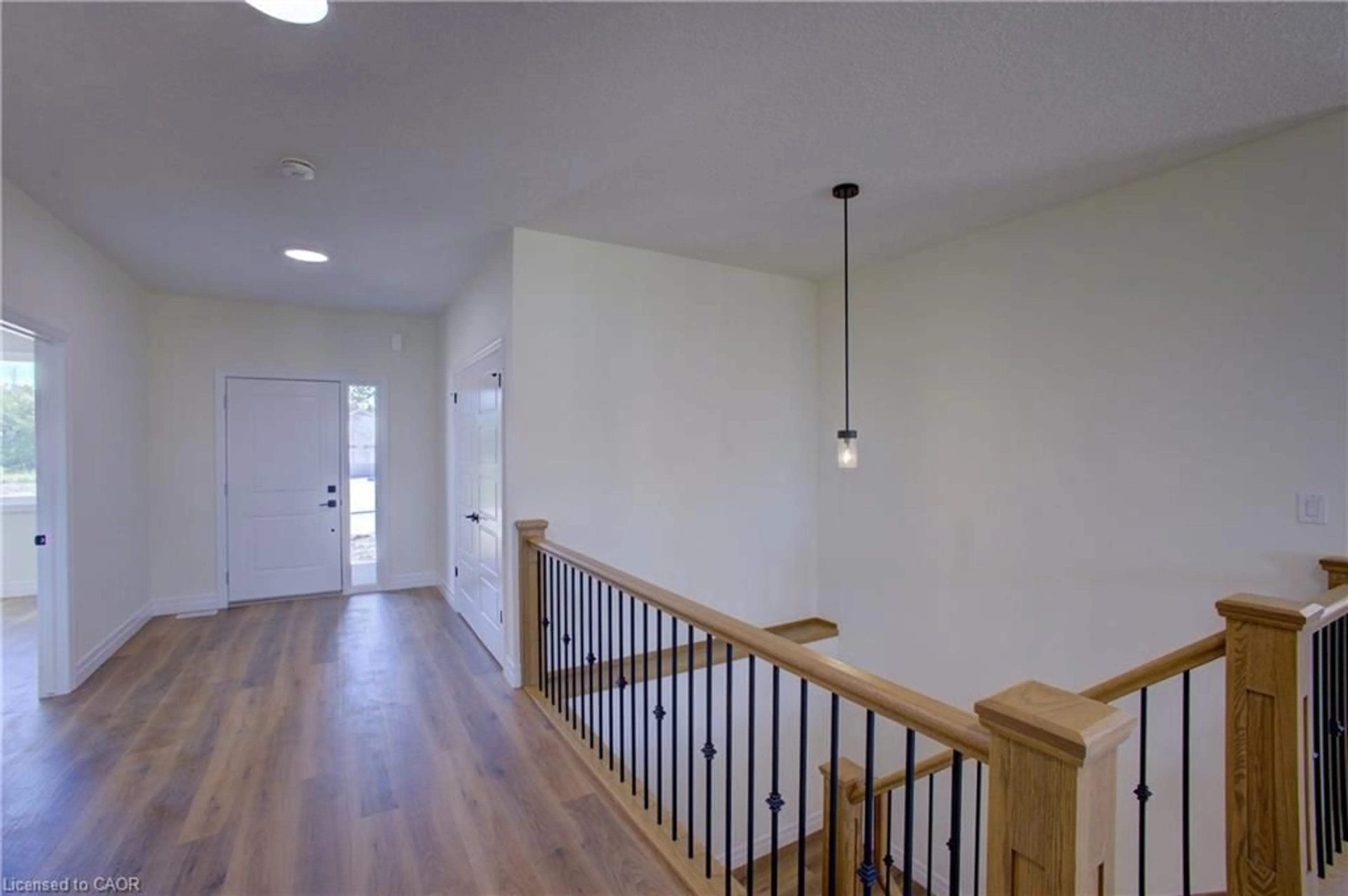 Indoor foyer for 128 Pugh St, Milverton Ontario N0K 1M0
