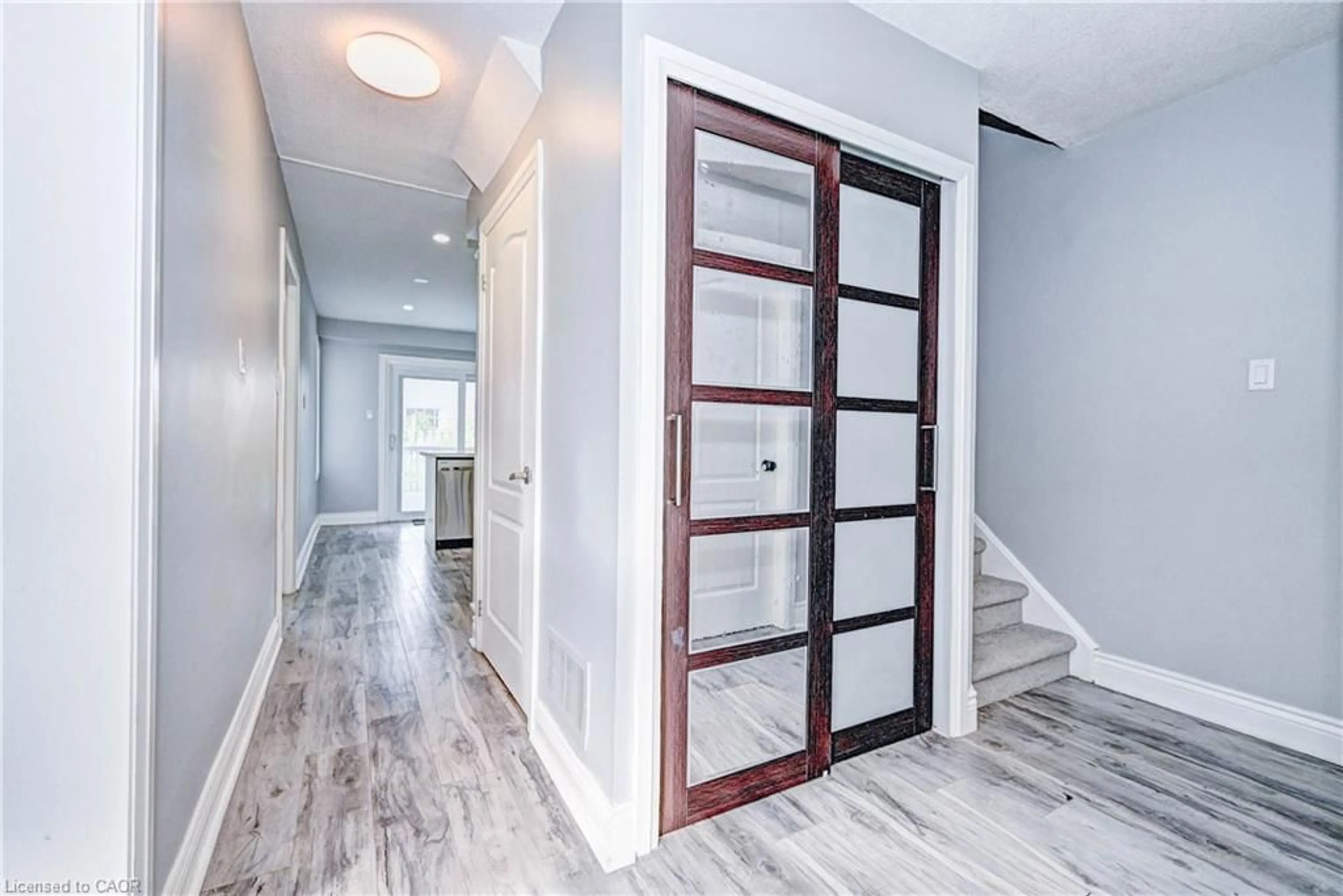 Indoor entryway for 549 Burnett Ave, Cambridge Ontario N1T 1M6