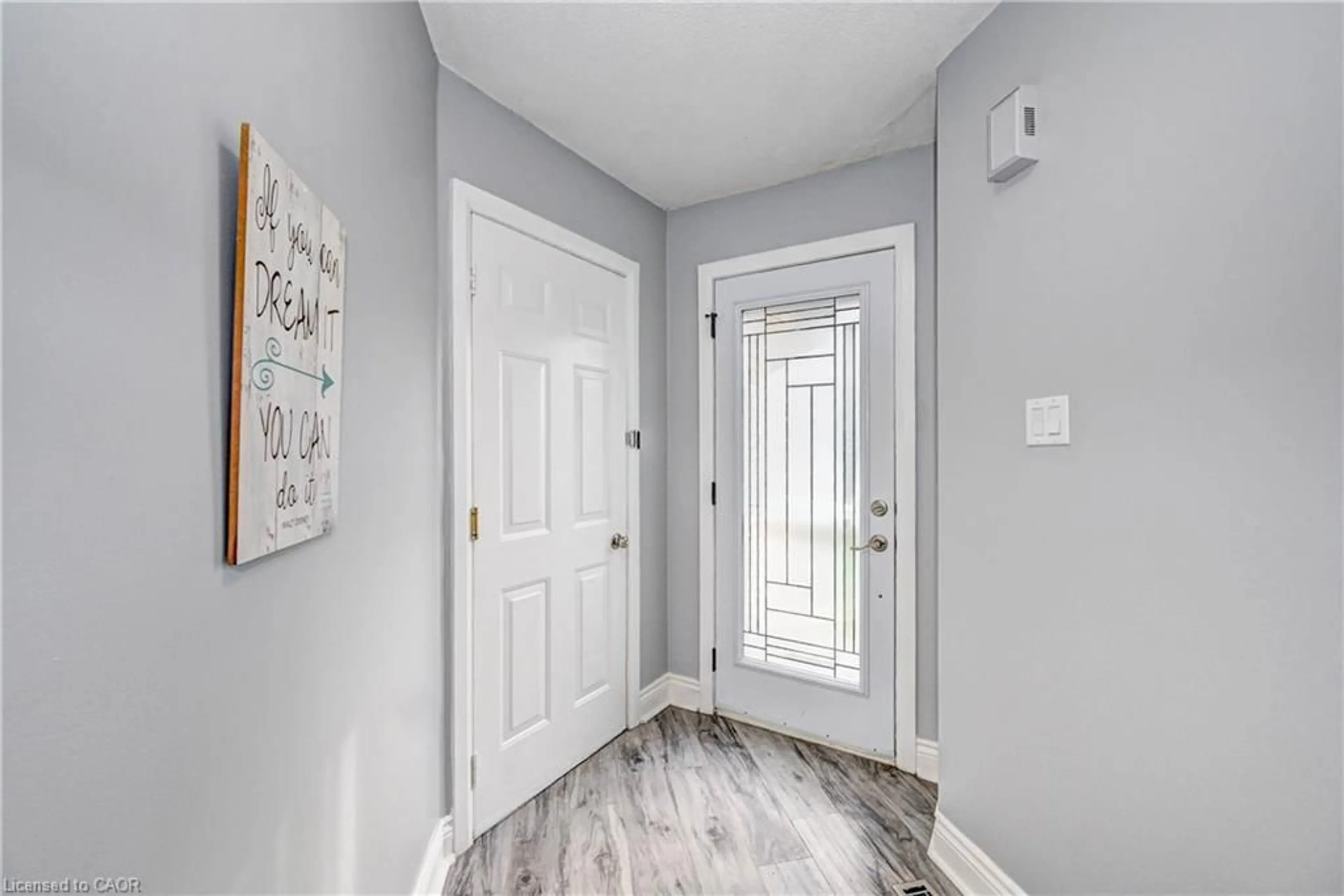 Indoor entryway for 549 Burnett Ave, Cambridge Ontario N1T 1M6