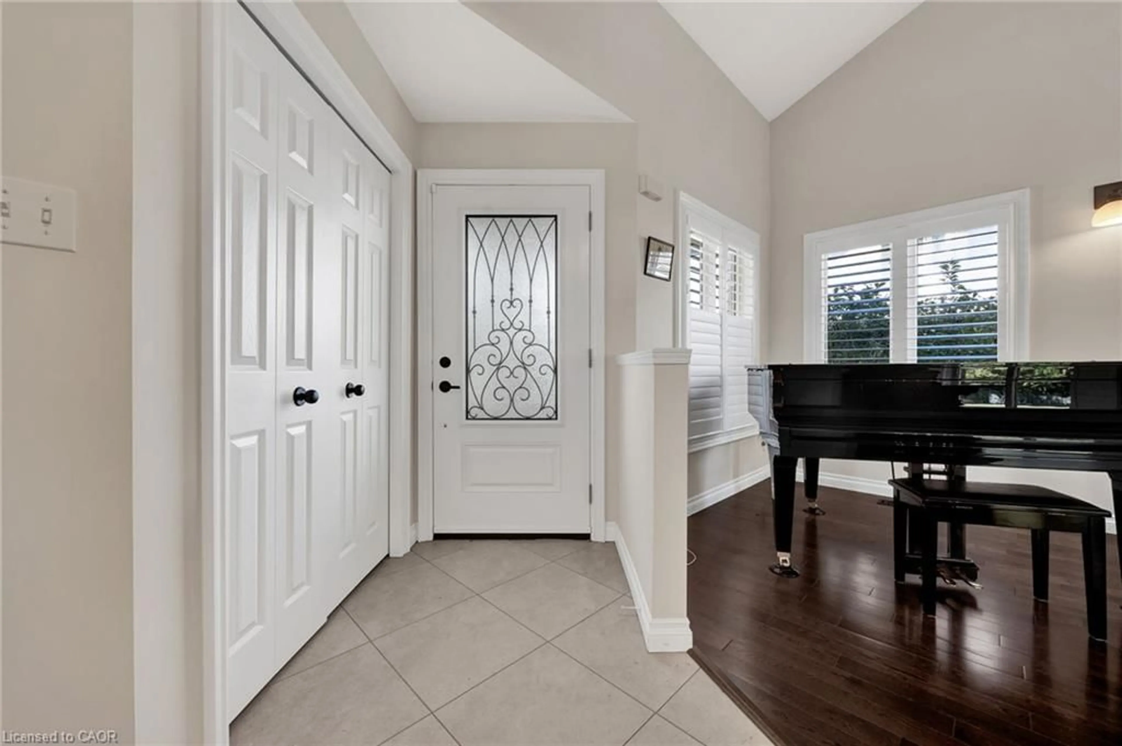 Indoor entryway for 10 Joshua Crt, Plattsville Ontario N0J 1S0