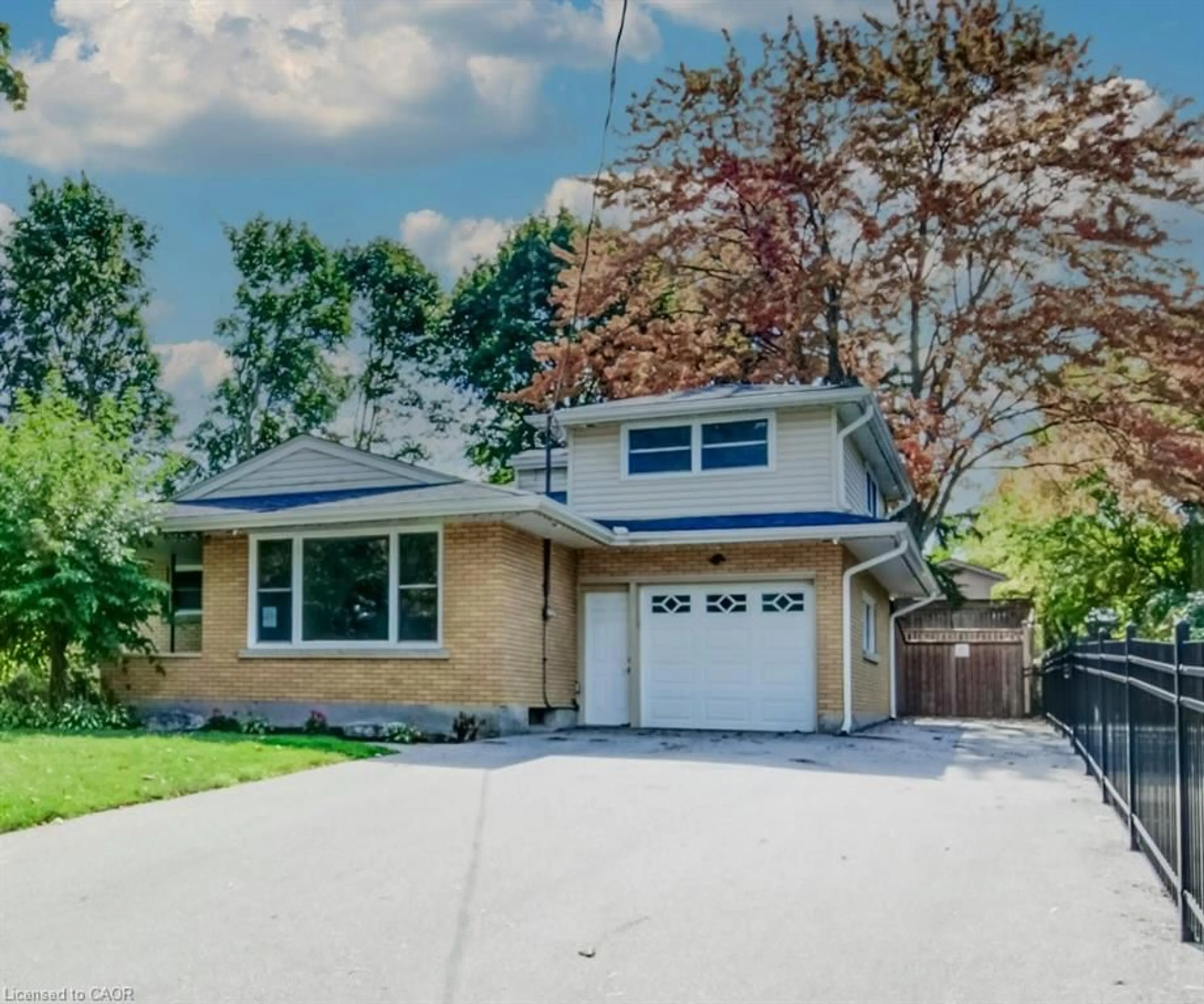 Home with vinyl exterior material, street for 35 Vista Cres, Kitchener Ontario N2M 4C8
