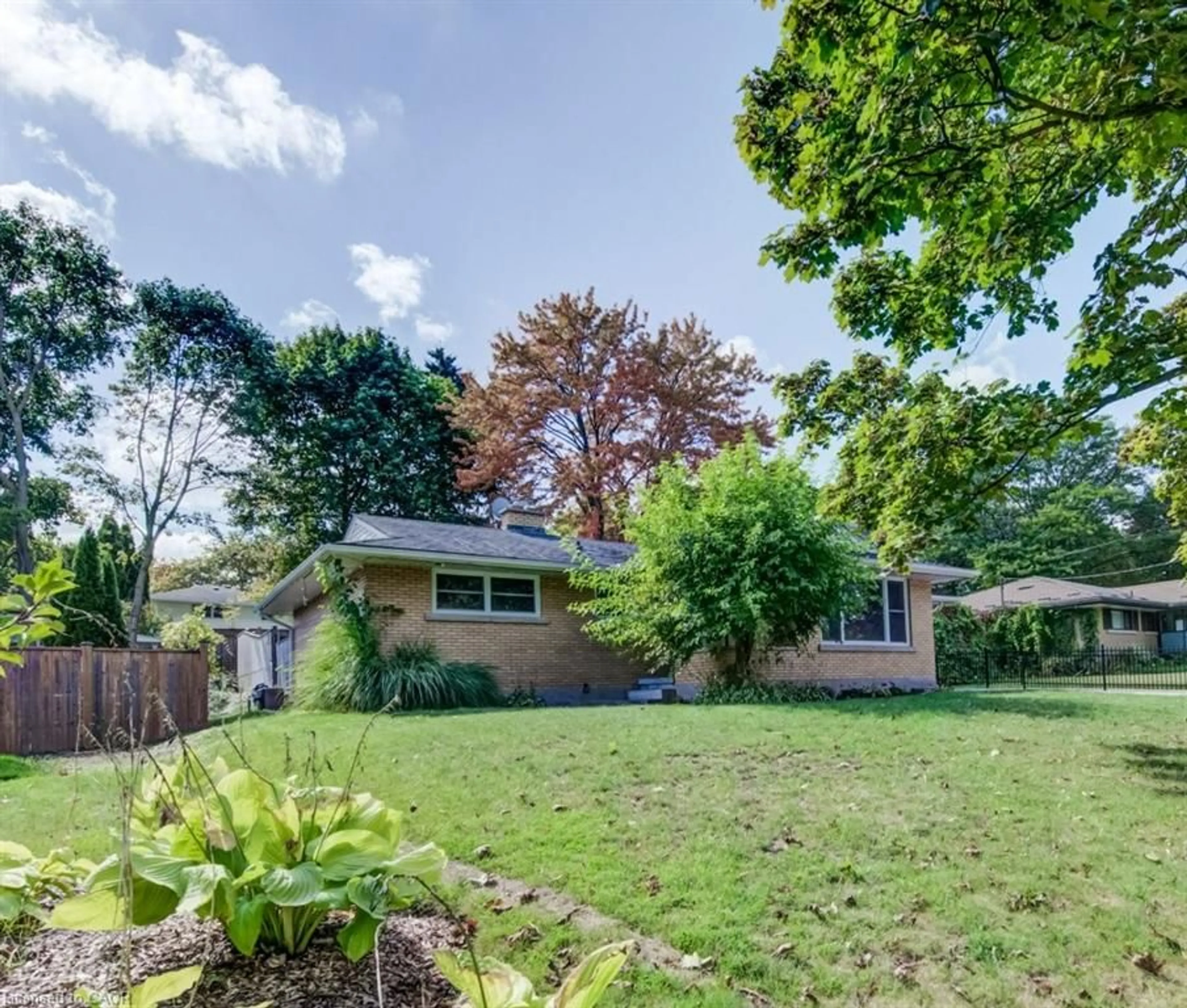 A pic from outside/outdoor area/front of a property/back of a property/a pic from drone, street for 35 Vista Cres, Kitchener Ontario N2M 4C8