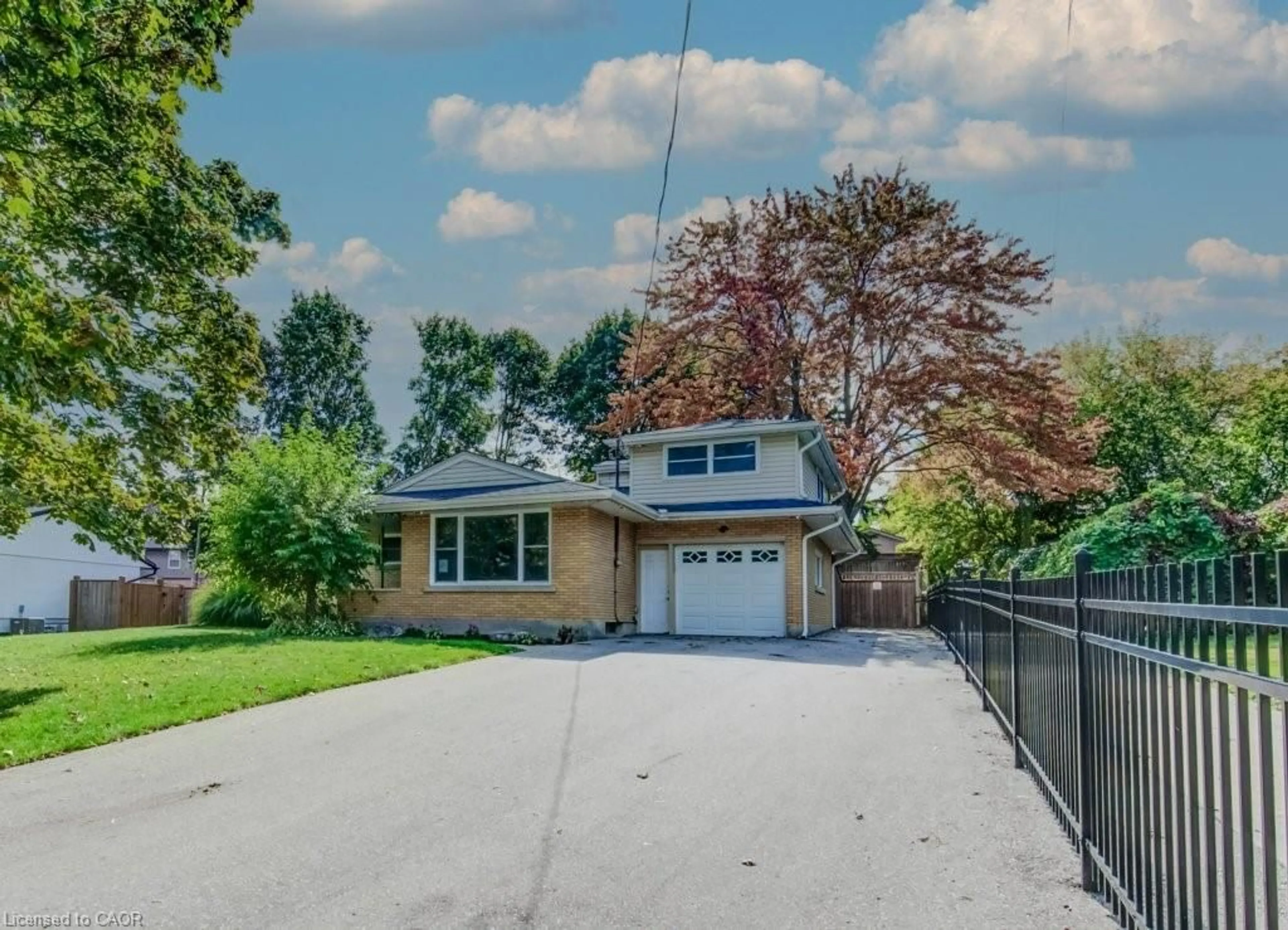 A pic from outside/outdoor area/front of a property/back of a property/a pic from drone, street for 35 Vista Cres, Kitchener Ontario N2M 4C8