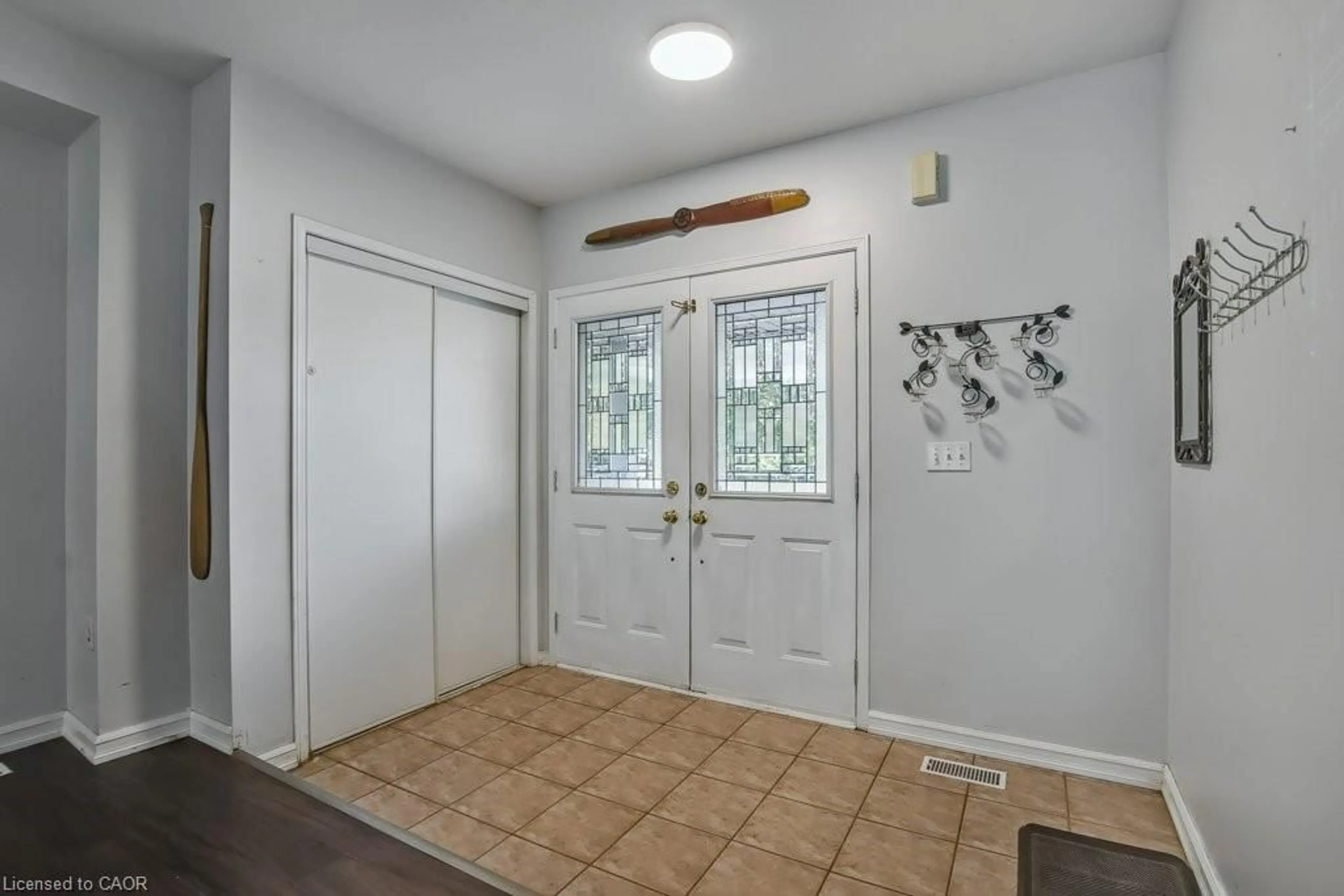 Indoor entryway for 91 Bailey Dr, Cambridge Ontario N1P 1G6