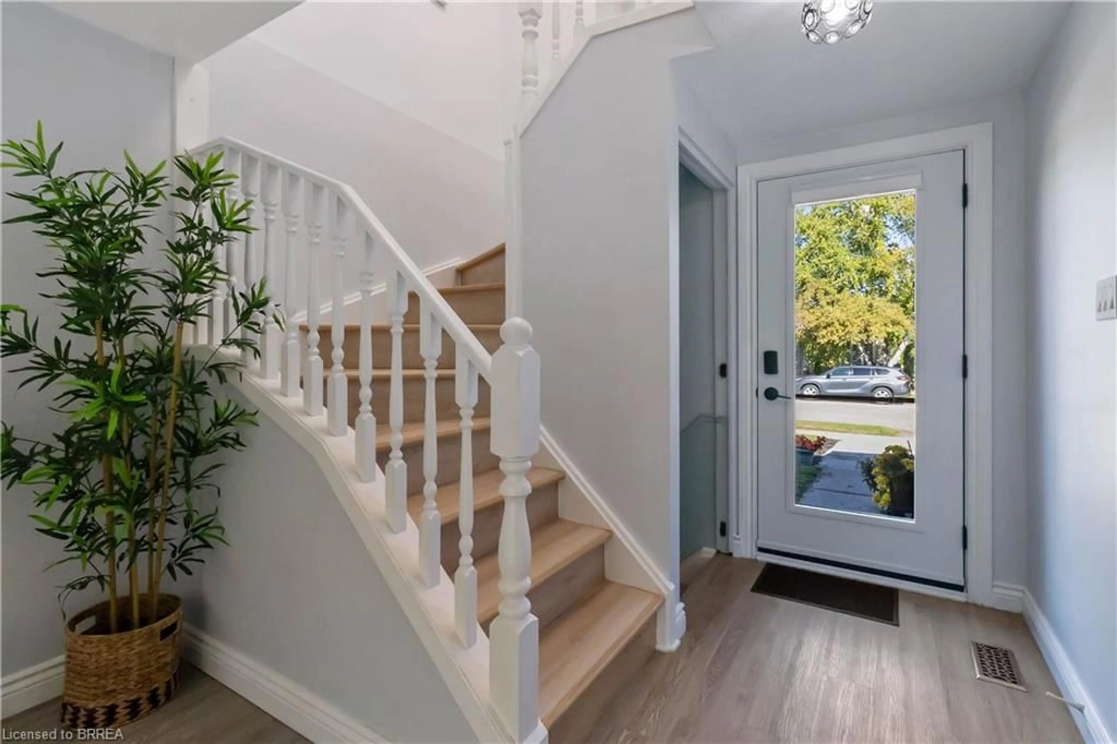 Indoor entryway for 80 Four Seasons Dr, Brantford Ontario N3R 7B3