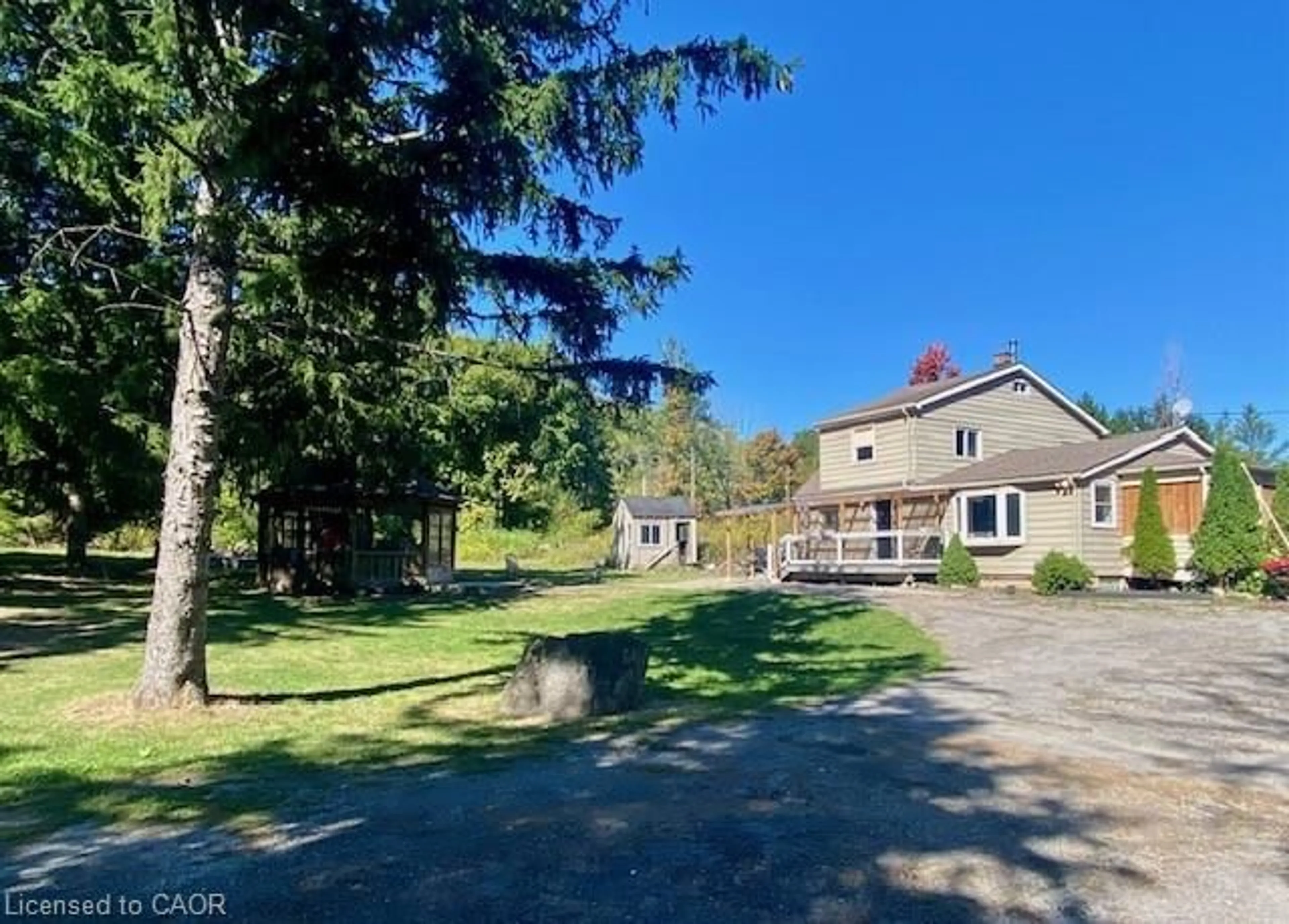 A pic from outside/outdoor area/front of a property/back of a property/a pic from drone, unknown for 4011 Millar Cres, Burlington Ontario L7R 3X4