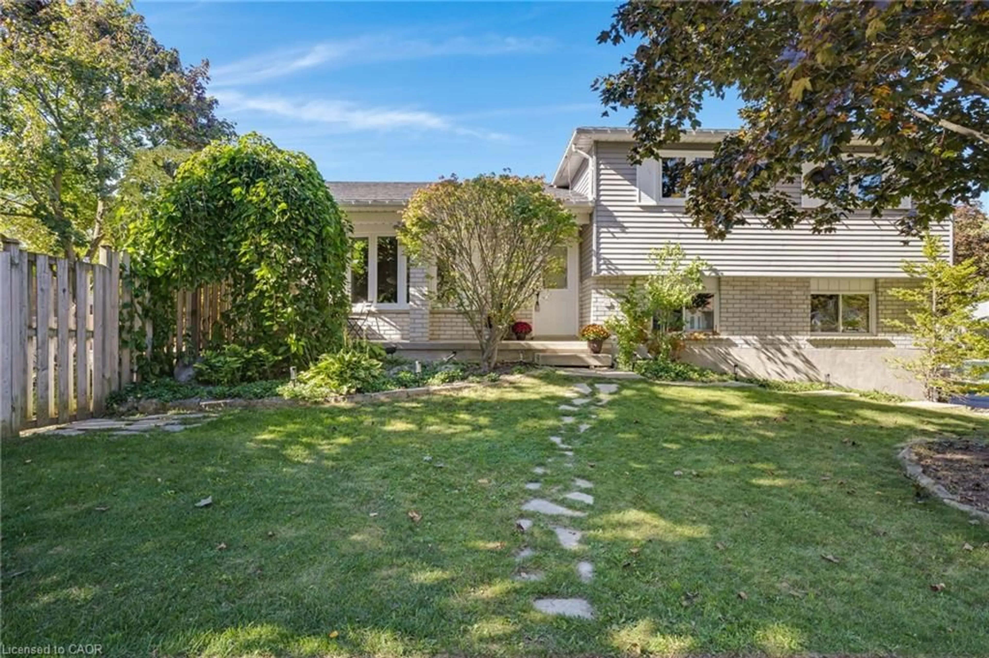 A pic from outside/outdoor area/front of a property/back of a property/a pic from drone, street for 276 Camille Cres, Waterloo Ontario N2K 3B6