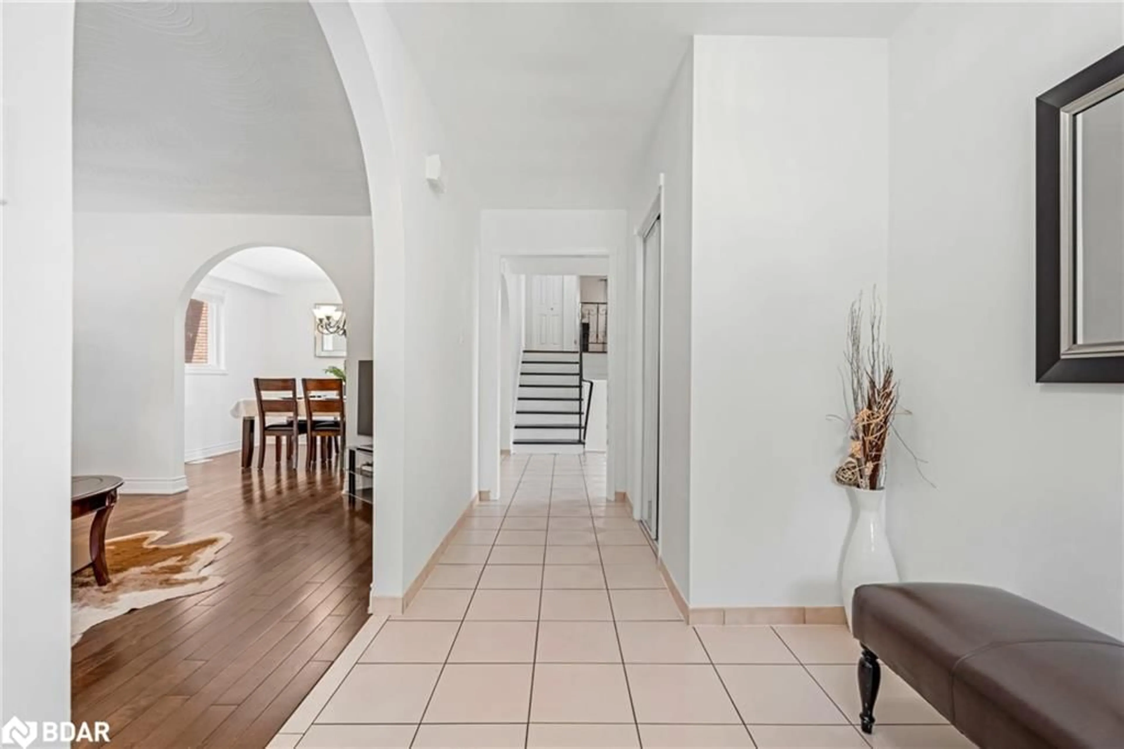 Indoor foyer for 124 Quaker Cres, Hamilton Ontario L8W 1H7