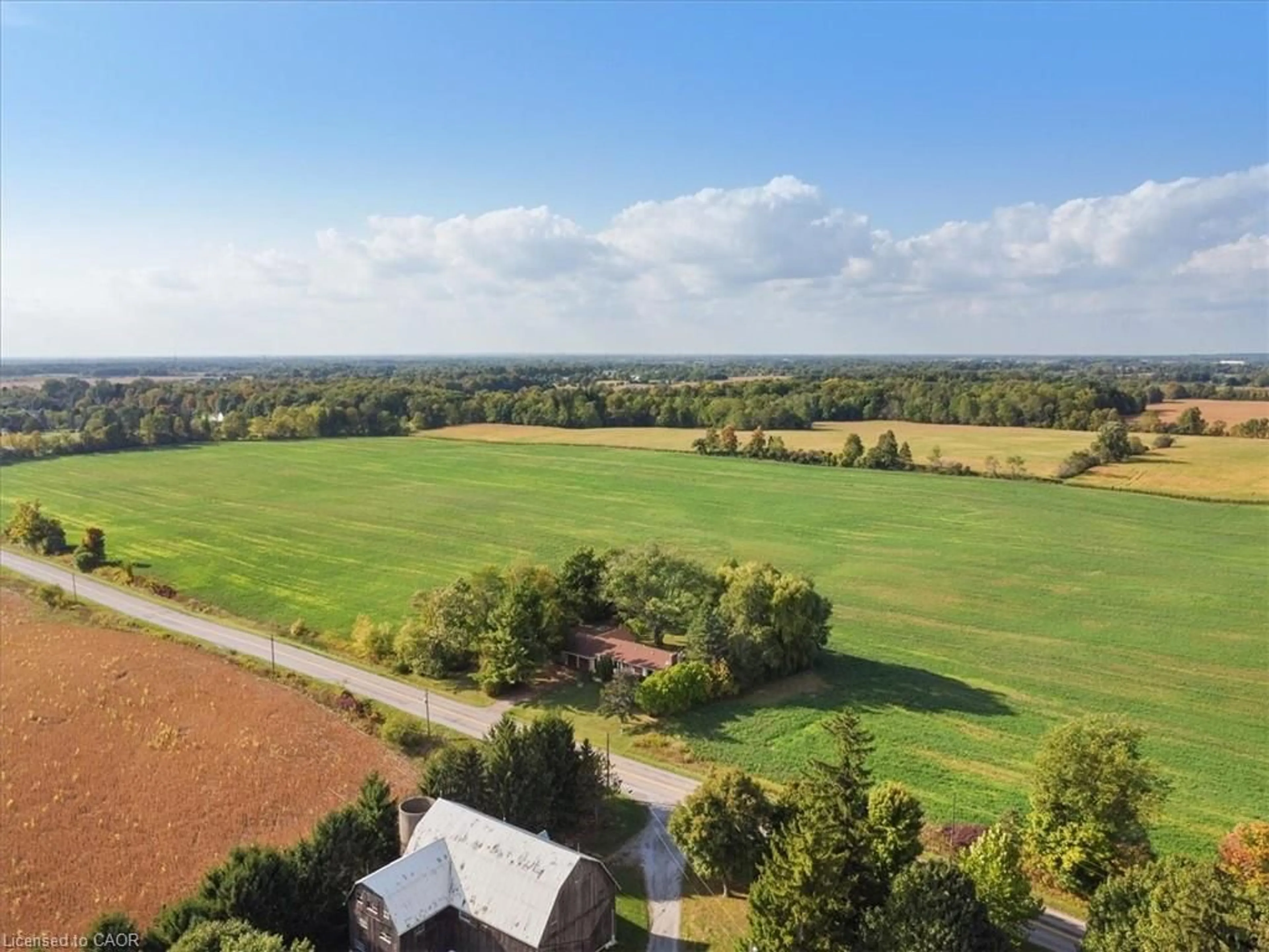 A pic from outside/outdoor area/front of a property/back of a property/a pic from drone, unknown for 847 Carluke Rd, Ancaster Ontario L9G 3L1