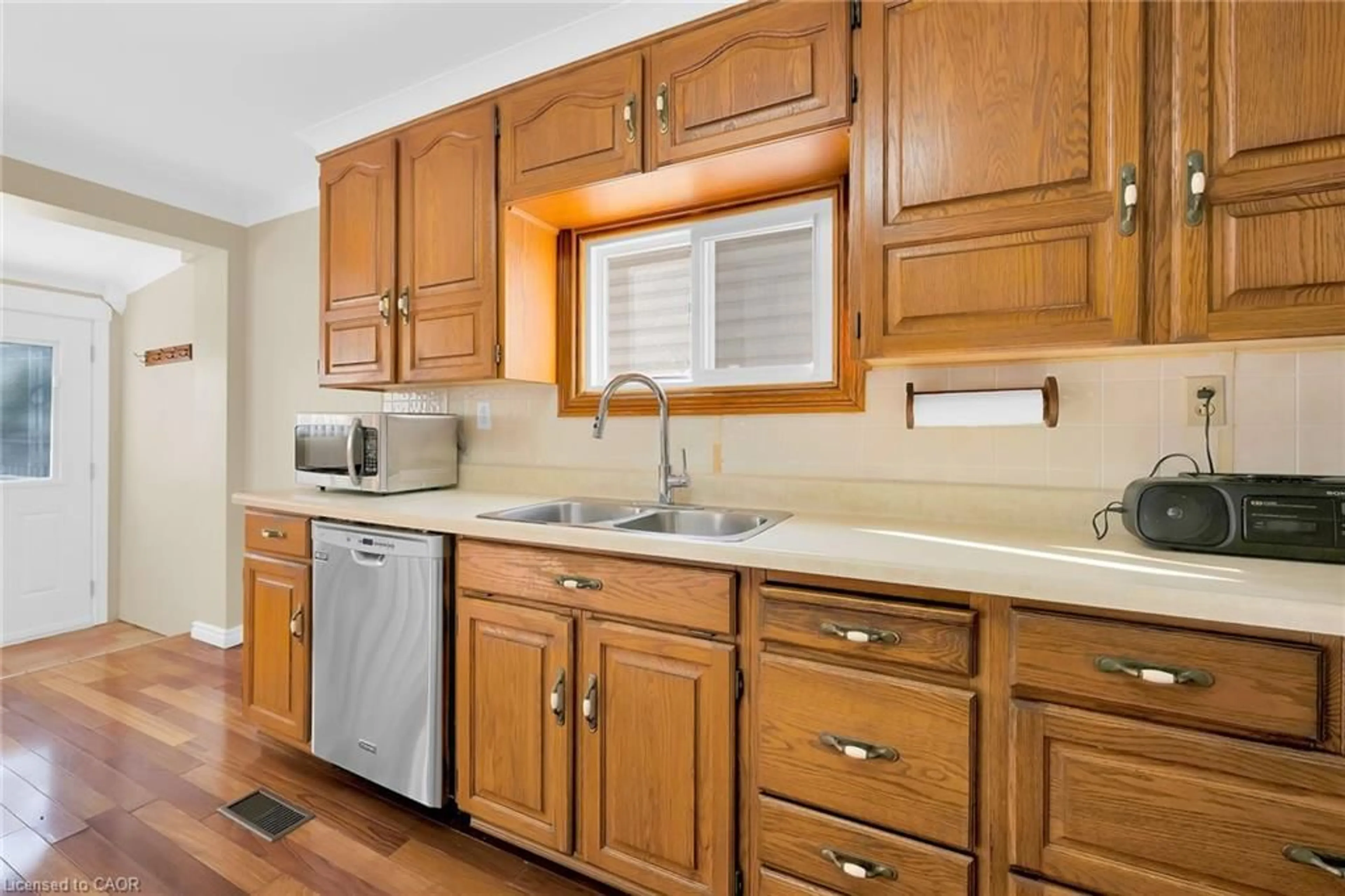 Standard kitchen, ceramic/tile floor for 74 Frederick Ave, Hamilton Ontario L8H 4K6